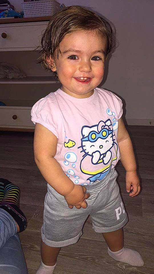 Lola participe au concours pour gagner de l'argent avec cette photo : boy, cheek, child, cool, day, eye, facial_expression, girl, hair, hairstyle, human_hair_color, joy, leg, person, product, sitting, skin, smile, standing, t_shirt