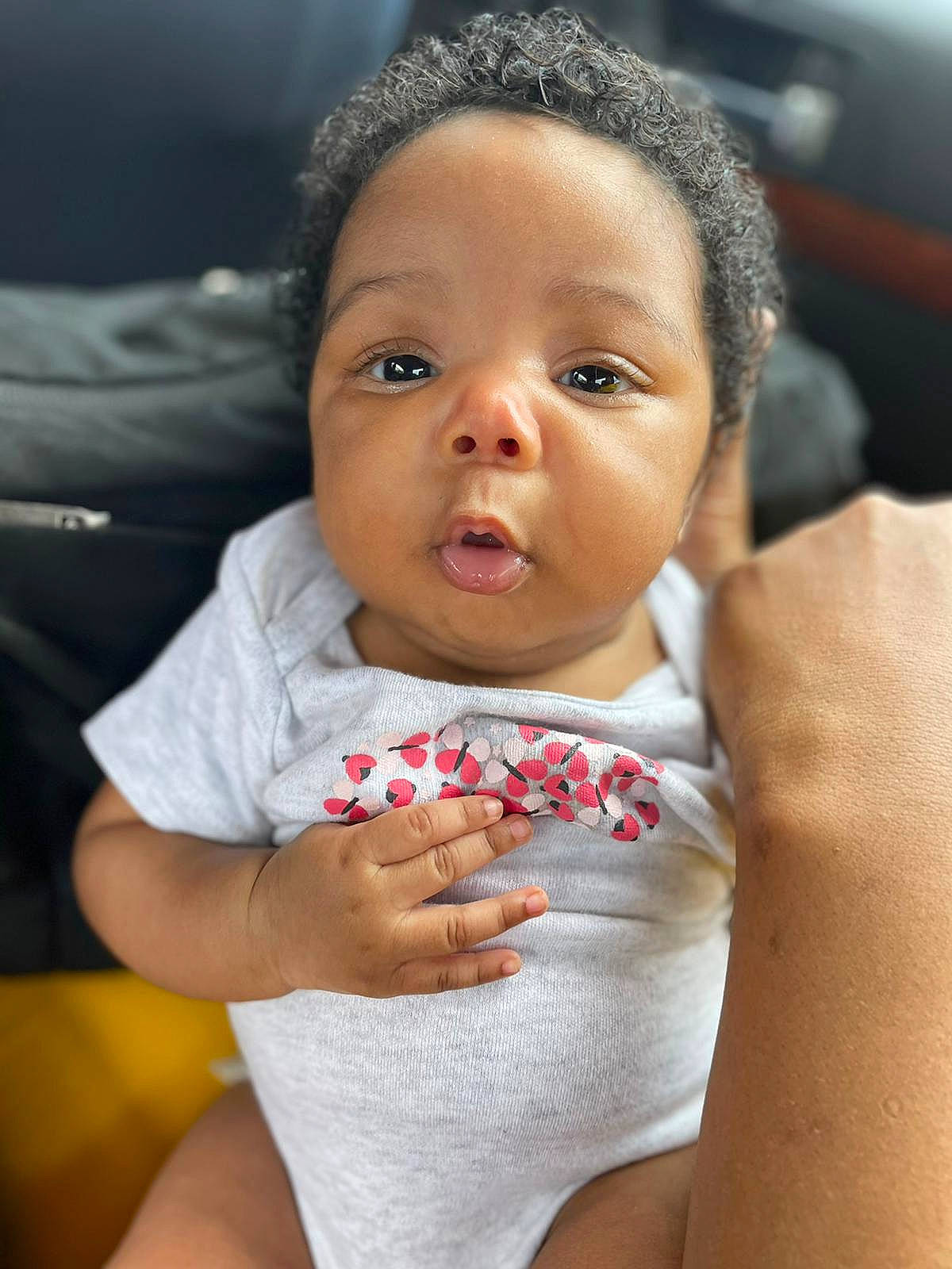 Laïly a rejoint le concours — aidez-le/la à gagner de superbes lots ! baby, cheek, comfort, dress, eye, eyelash, facial_expression, finger, fun, gesture, hand, happy, head, human_body, iris, lip, mouth, nose, person, skin