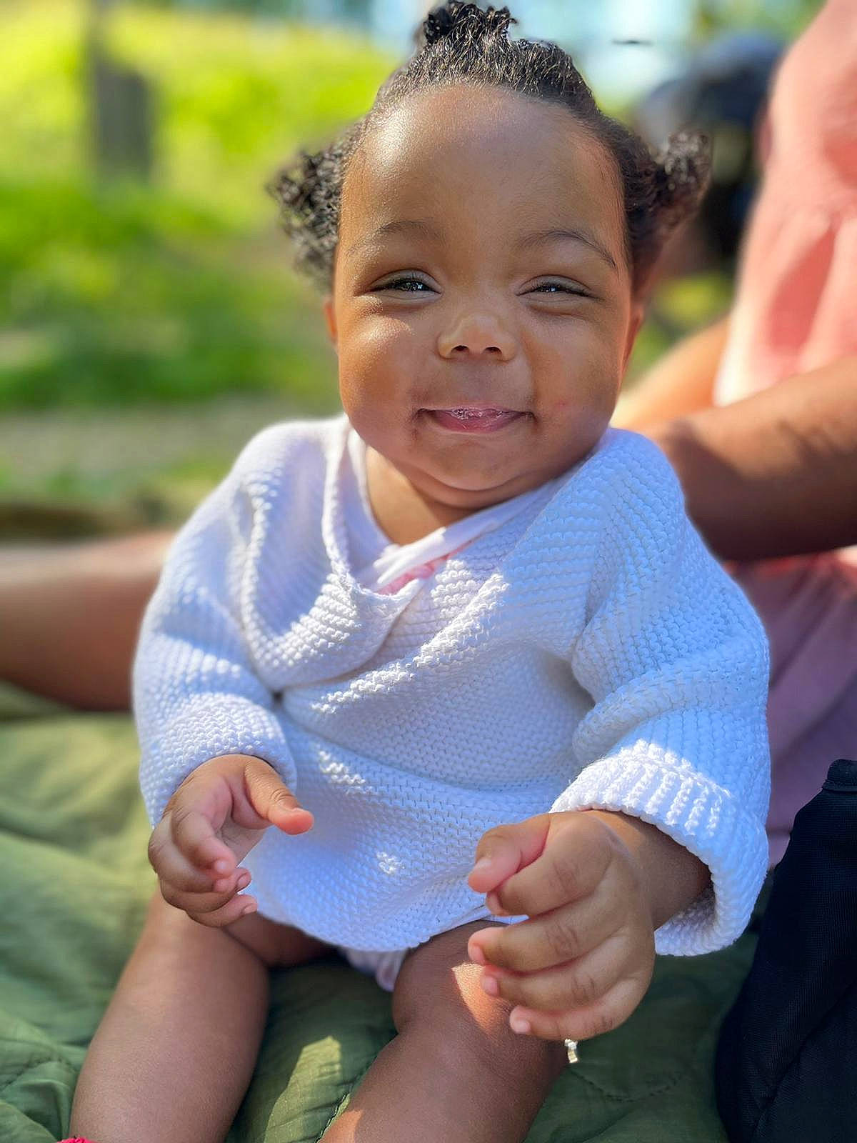 Laïly participe au concours pour gagner de l'argent avec cette photo : arm, baby_toddler_clothing, chin, eye, face, facial_expression, finger, gesture, hand, happy, head, iris, leg, lip, people_in_nature, person, plant, skin, smile, standing