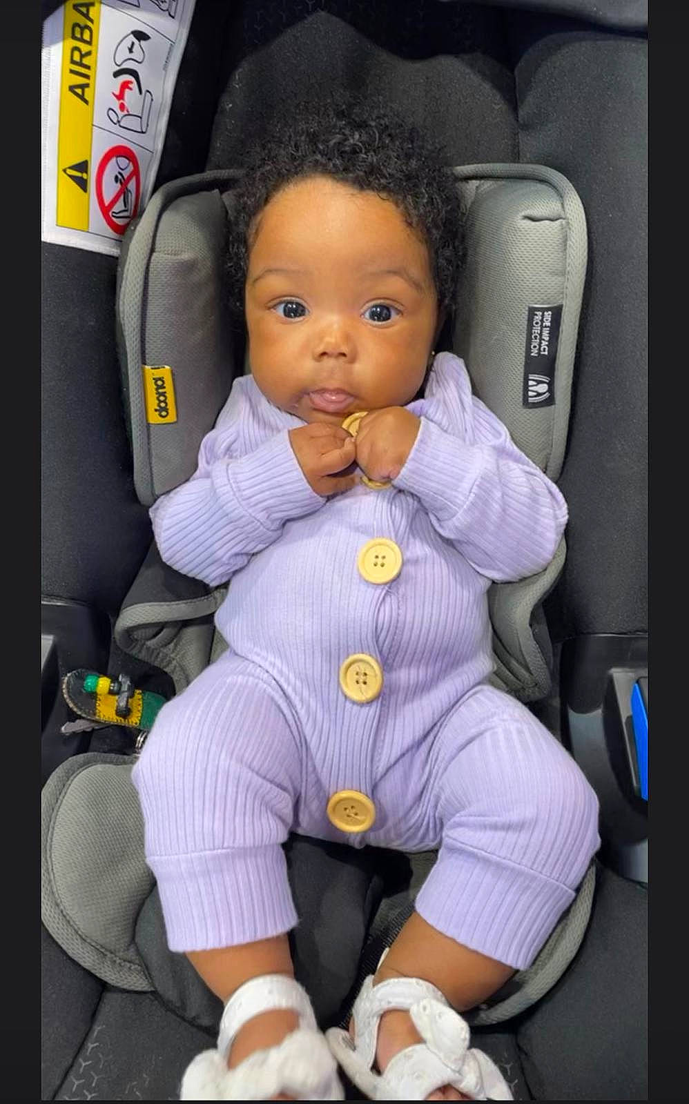 Laïly a rejoint le concours — aidez-le/la à gagner de superbes lots ! airline, auto_part, baby, baby_products, car_seat, car_seat_cover, child, comfort, family_car, head, head_restraint, lap, passenger, person, plastic, purple, seat_belt, service, sitting, thumb