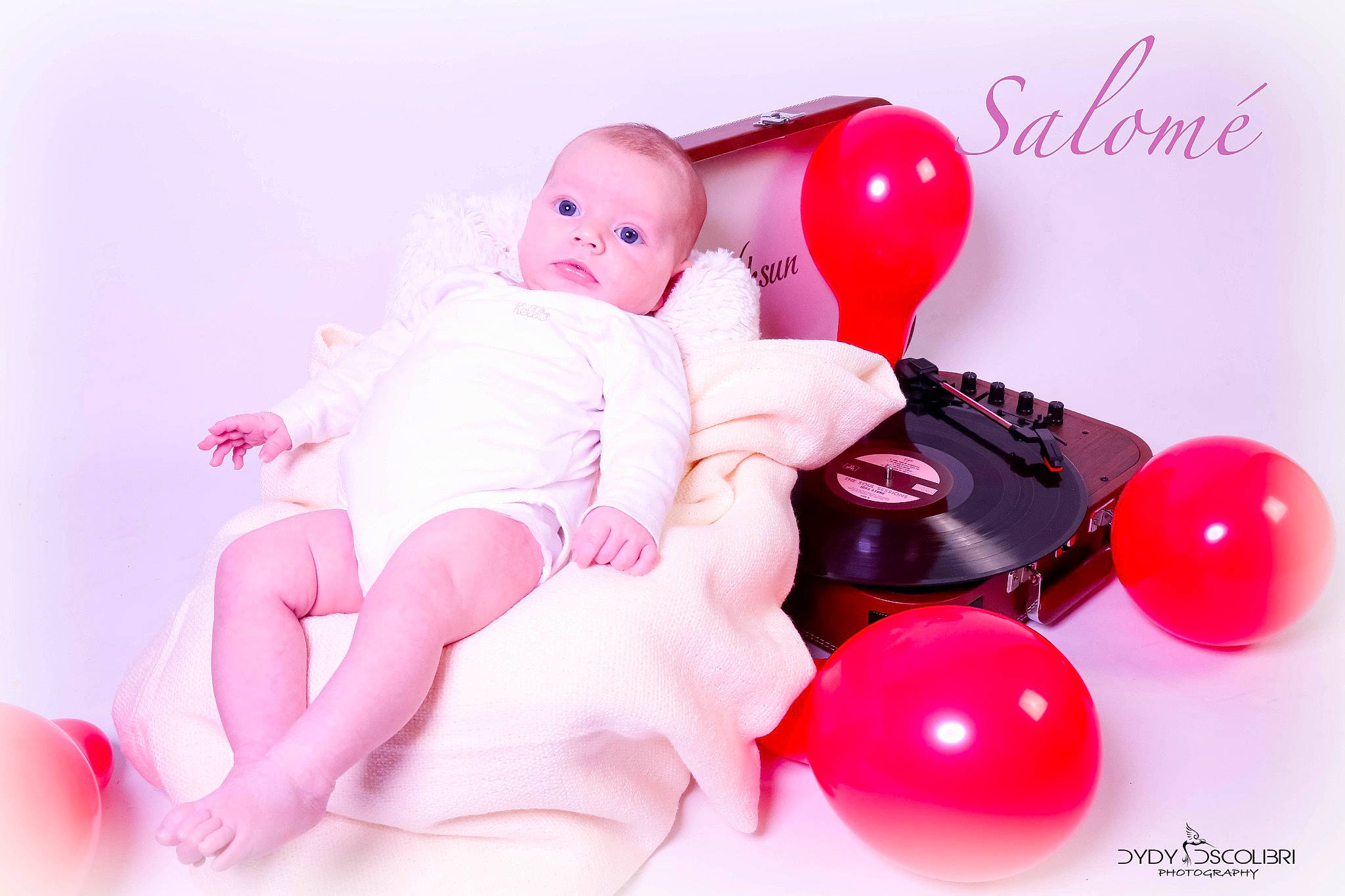 Salomé a rejoint le concours — aidez-le/la à gagner de superbes lots ! arm, baby, baby_toddler_clothing, balloon, child, comfort, event, facial_expression, font, fun, happy, human_body, leg, magenta, party_supply, person, pink, product, red, thigh