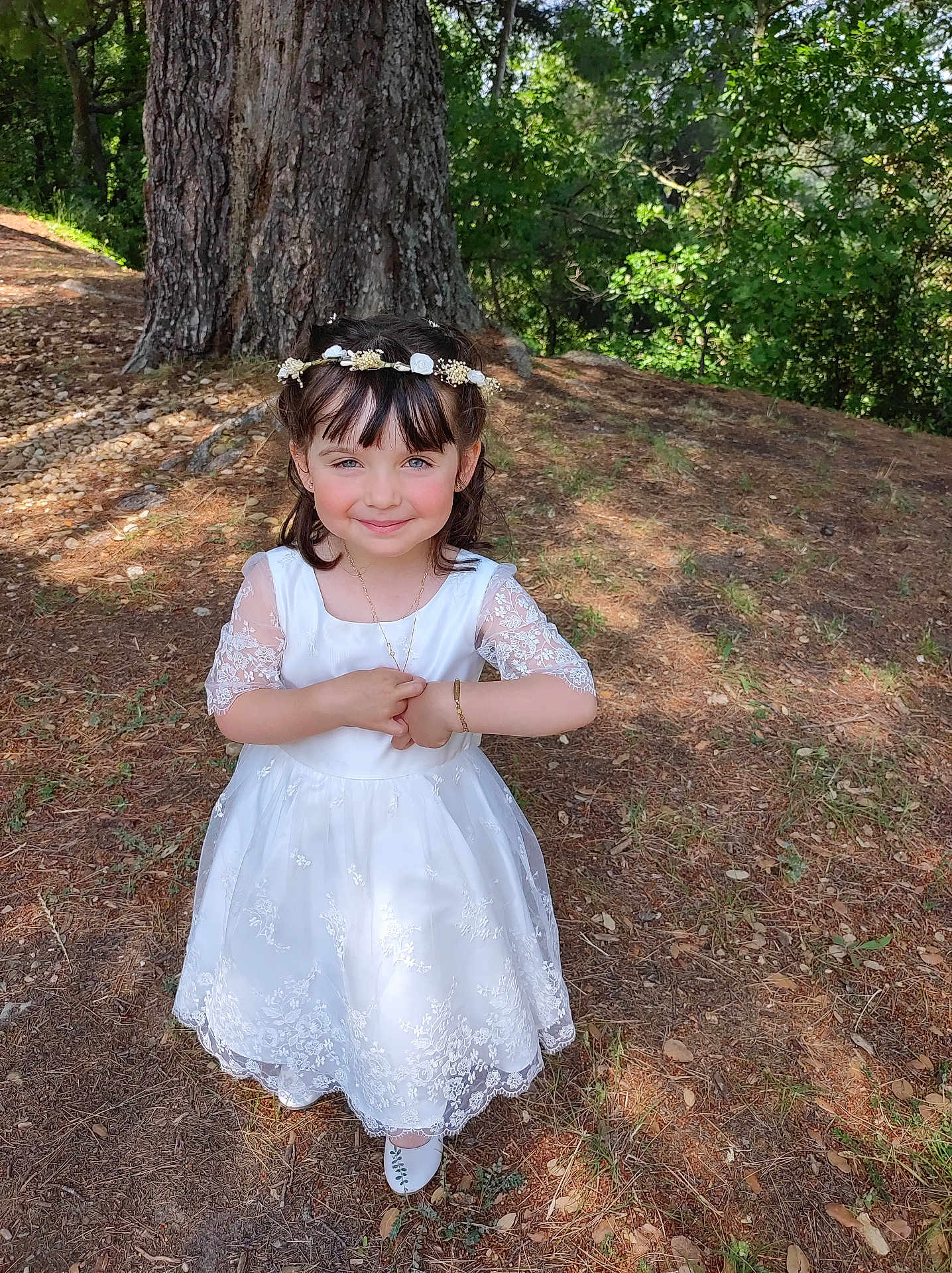 Kaicy a rejoint le concours — aidez-le/la à gagner de superbes lots ! bracelet, celebration, child, cute, flower_crown, forest, girl, grass, happy, leaves, nature, necklace, outdoor, portrait, shoes, smile, sunlight, tree, white_dress, young