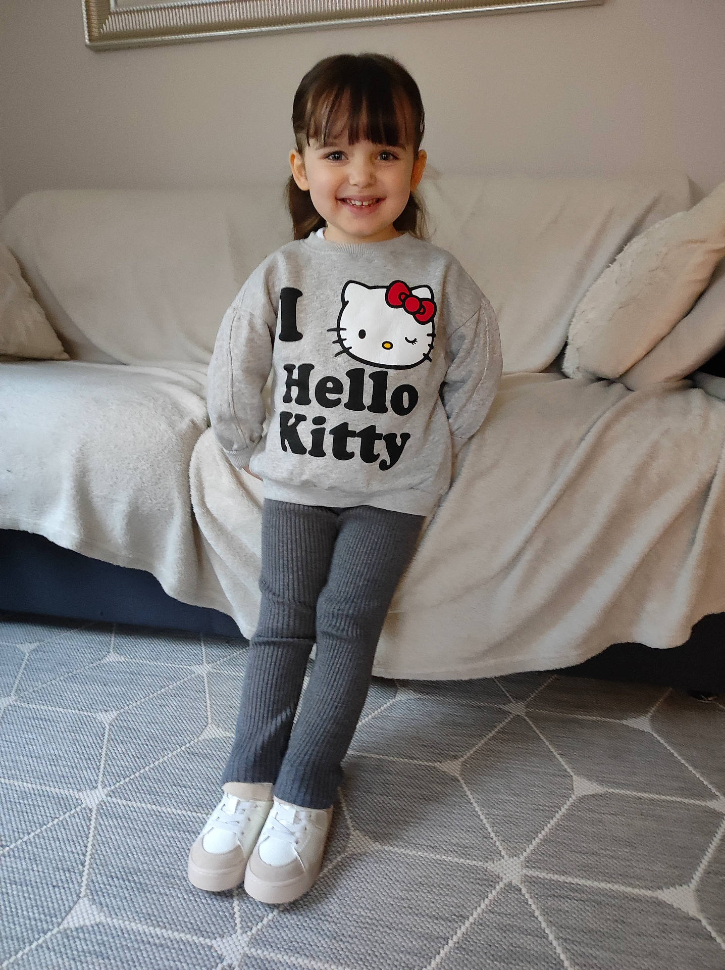 Kaicy a rejoint le concours — aidez-le/la à gagner de superbes lots ! architecture, building, child, clothing, couch, female, footwear, furniture, girl, homedecor, jeans, knitwear, longsleeve, pants, person, shoe, sitting, sleeve, sweater, t_shirt