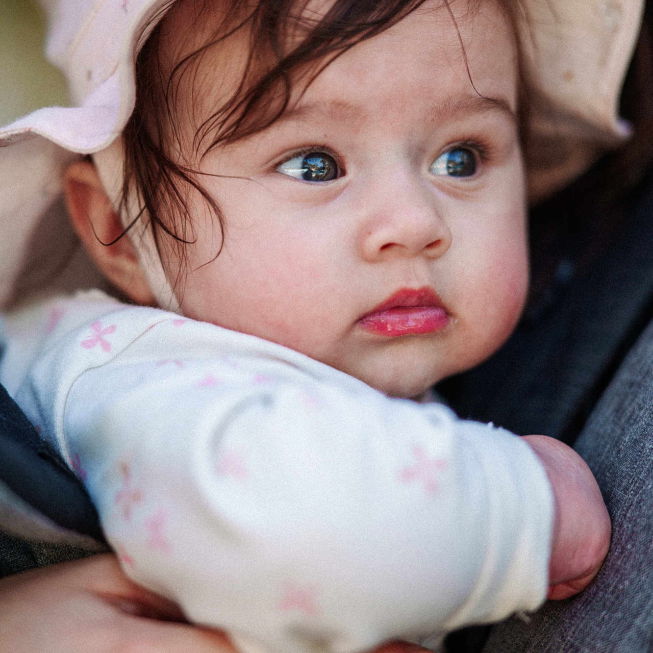 Charlie participe au concours pour gagner de l'argent avec cette photo : baby, child, face, hat, pink, onesie, hand, person, portrait, closeup, cute, infant, expression, skin, eyebrows, eyelashes, holding, clothing, outdoor, soft_light
