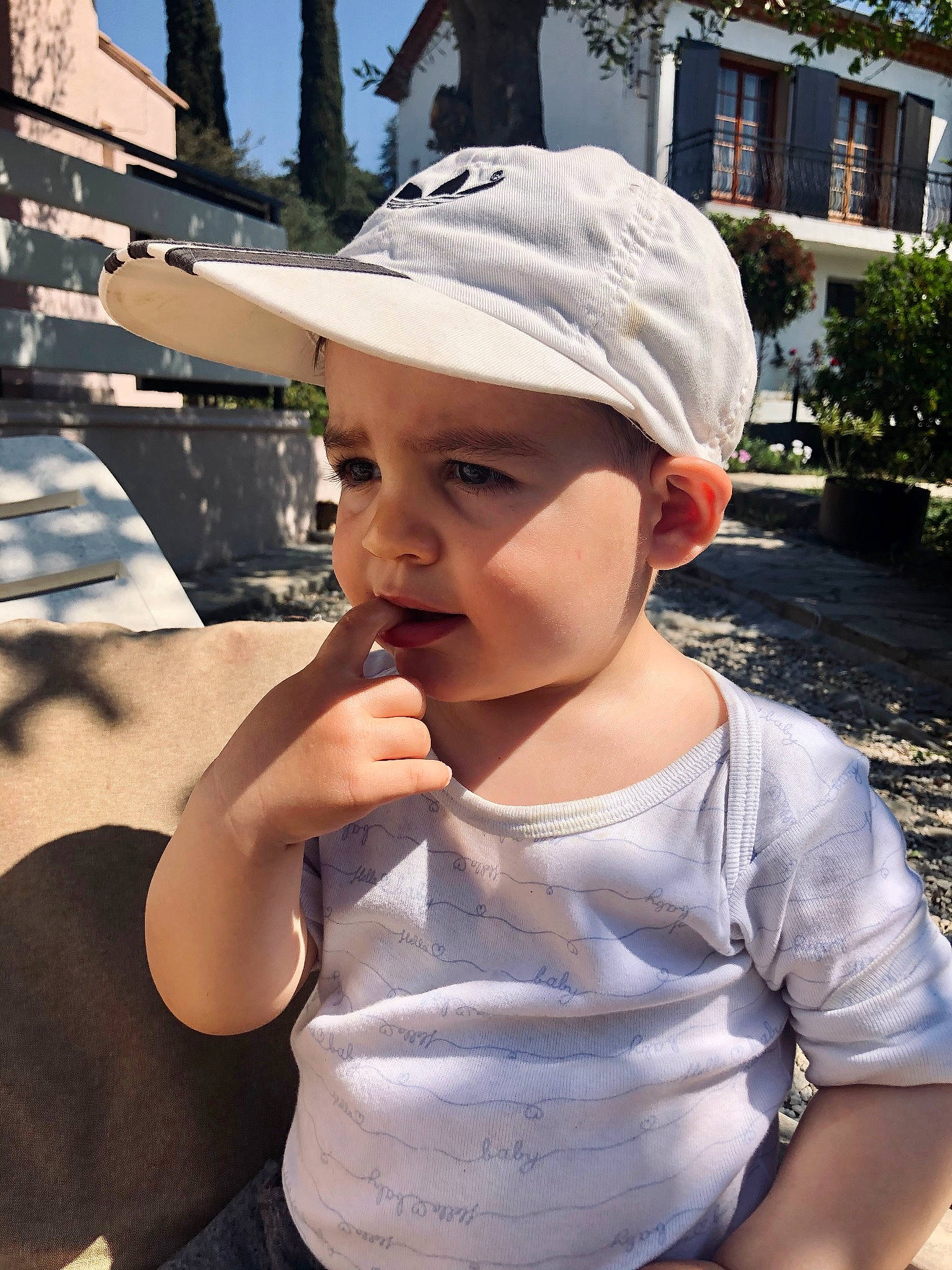 Nathan participe au concours pour gagner de l'argent avec cette photo : bonnet, cap, child, headgear, headwear, neck, person, sun_hat, vacation