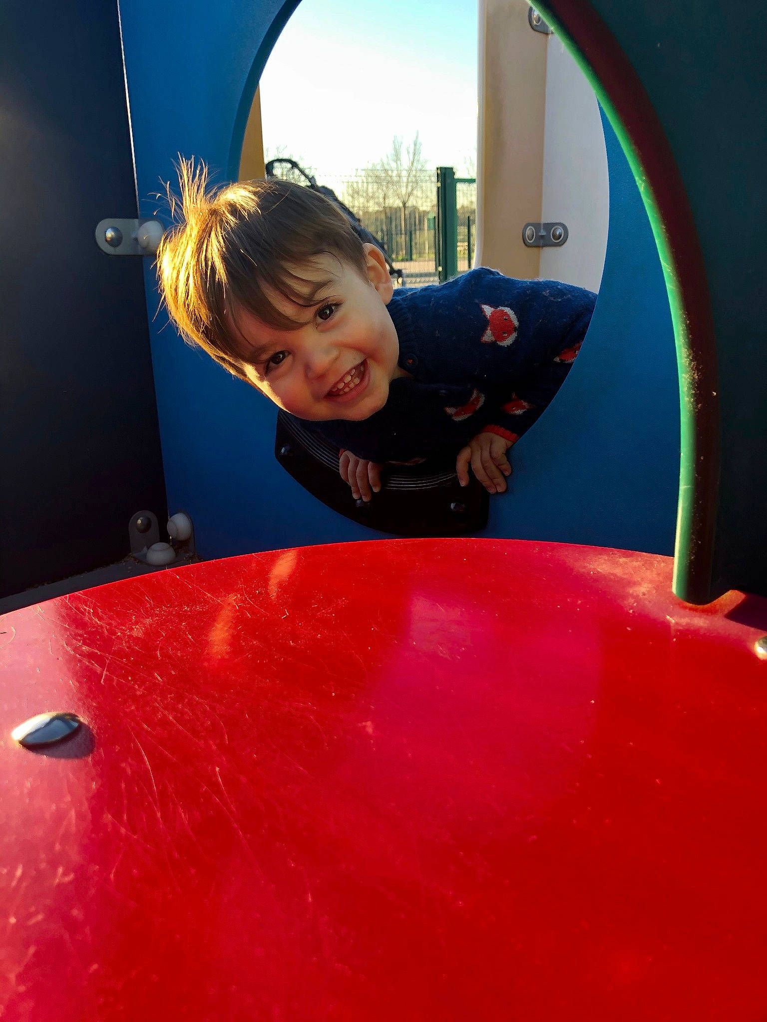 Nathan a rejoint le concours — aidez-le/la à gagner de superbes lots ! child, fun, joy, leisure, outdoor_play_equipment, person, play, playground, red, toddler