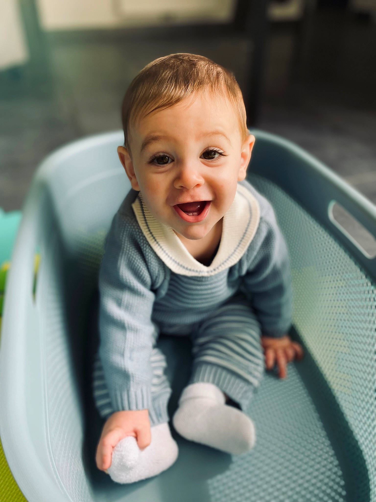 Elliot participe au concours pour gagner de l'argent avec cette photo : baby, baby_products, baby_toddler_clothing, cheek, child, comfort, flooring, fun, happy, leisure, person, play, product, recreation, sitting, skin, sleeve, smile, thumb, toddler