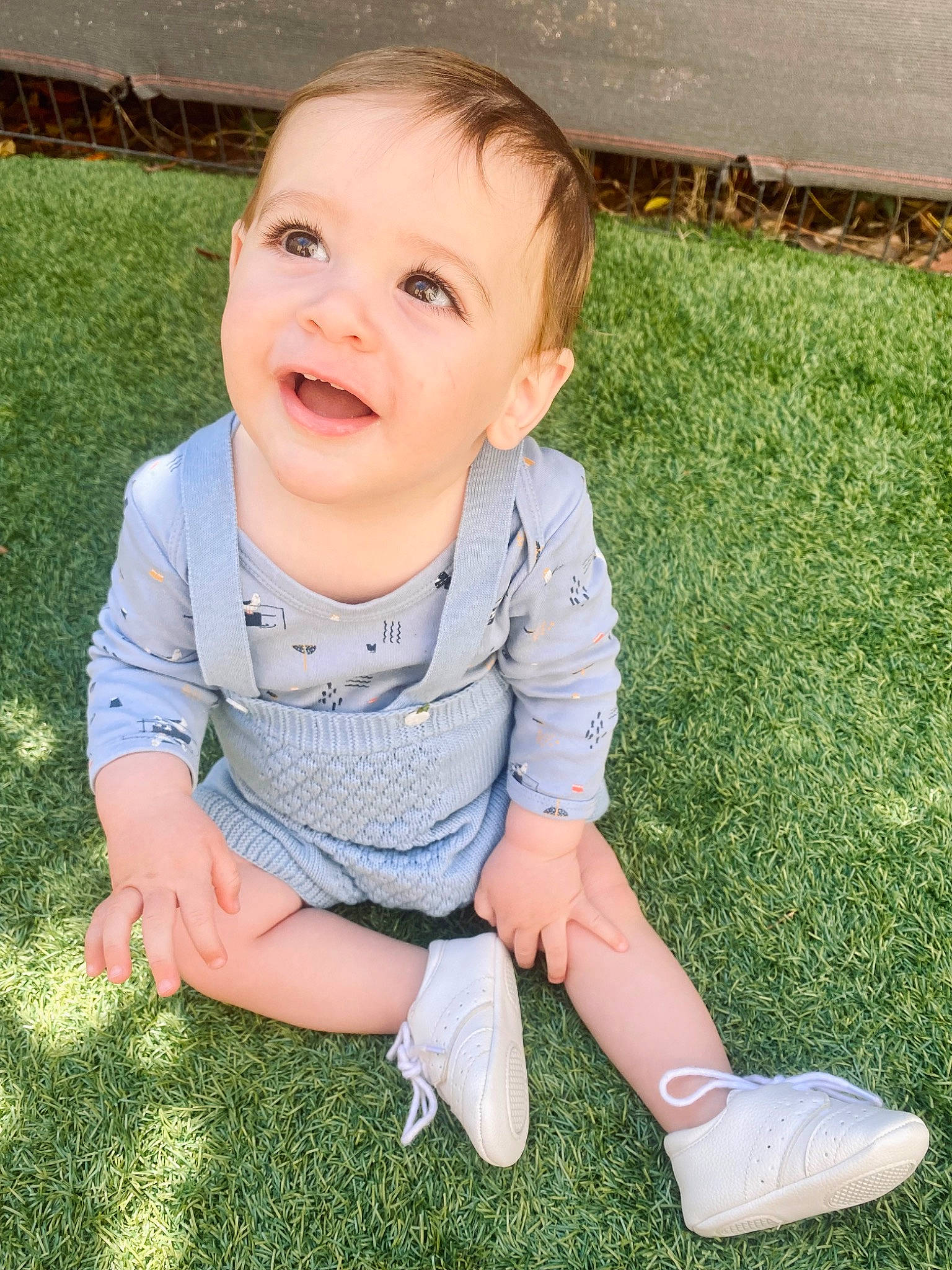 Elliot a rejoint le concours — aidez-le/la à gagner de superbes lots ! baby, baby_toddler_clothing, child, dress, face, finger, flooring, fun, grass, grass_family, happy, head, lawn, meadow, pattern, people_in_nature, person, skin, sleeve, smile