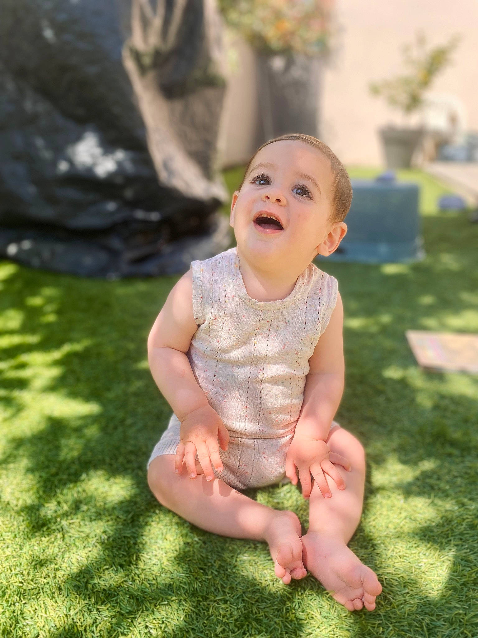 Elliot participe au concours pour gagner de l'argent avec cette photo : baby, baby_toddler_clothing, barefoot, child, dress, flash_photography, flooring, flowerpot, foot, fun, grass, happy, head, houseplant, leisure, people_in_nature, person, plant, recreation, smile