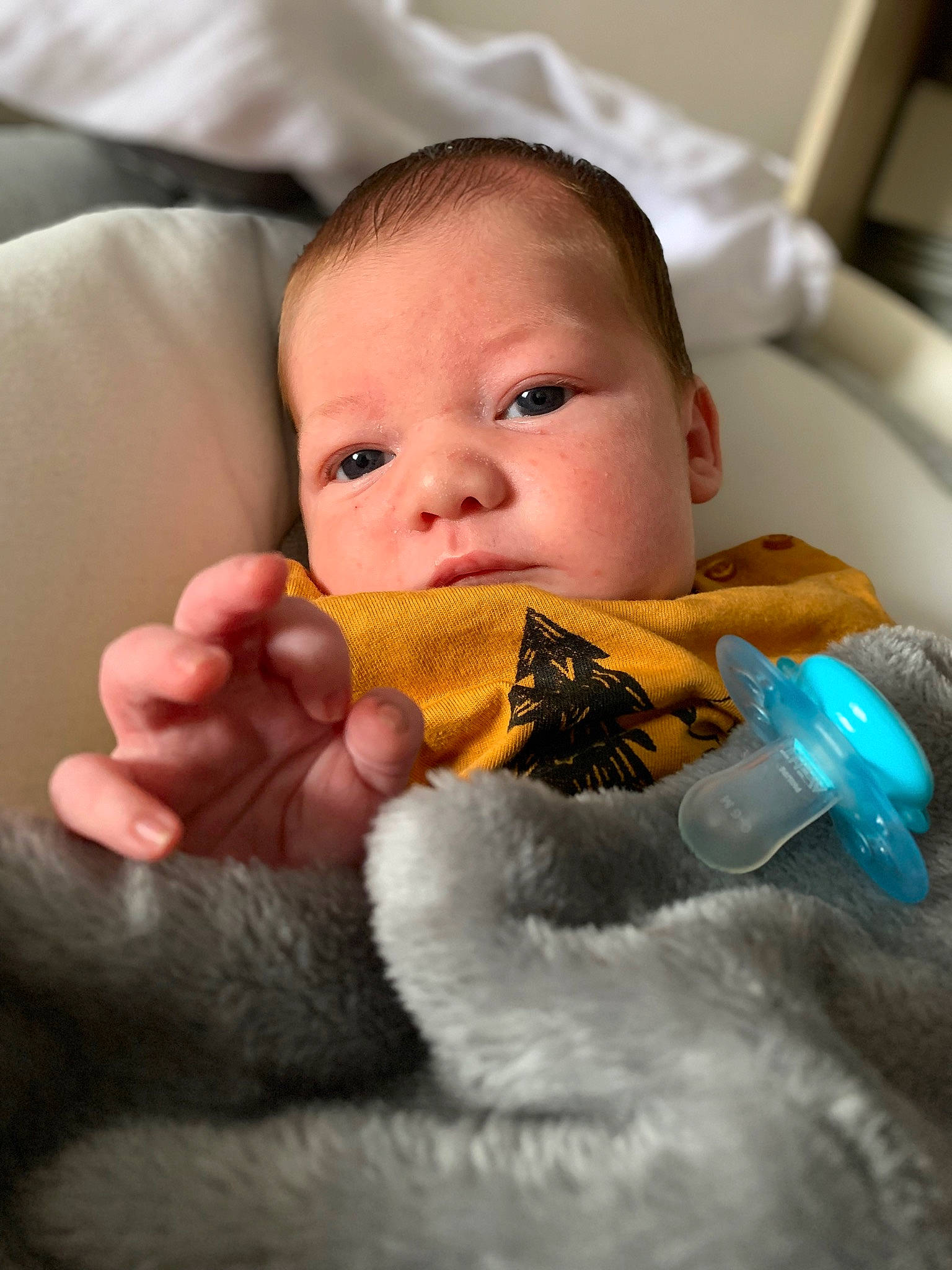 Ethan a rejoint le concours — aidez-le/la à gagner de superbes lots ! baby, baby_toddler_clothing, bottle, cheek, child, comfort, face, finger, gesture, happy, iris, linens, lip, mouth, nail, nose, person, plastic_bottle, skin, textile