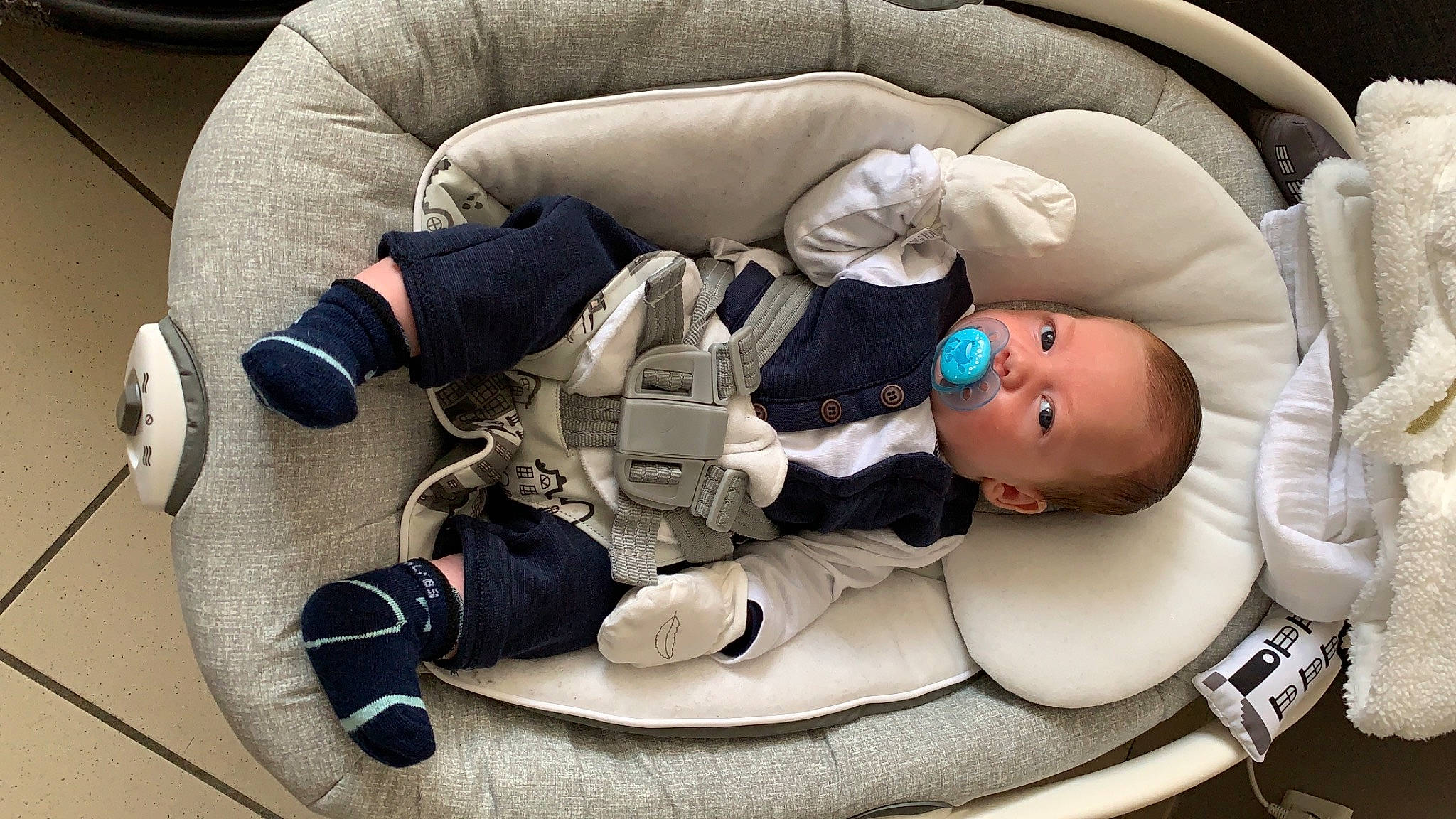 Ethan participe au concours pour gagner de l'argent avec cette photo : baby, baby_products, baby_safety, baby_sleeping, baby_toddler_clothing, carmine, child, comfort, health_care, knee, leg, medical, medical_equipment, medical_procedure, person, personal_protective_equipment, product, service, sitting, toddler