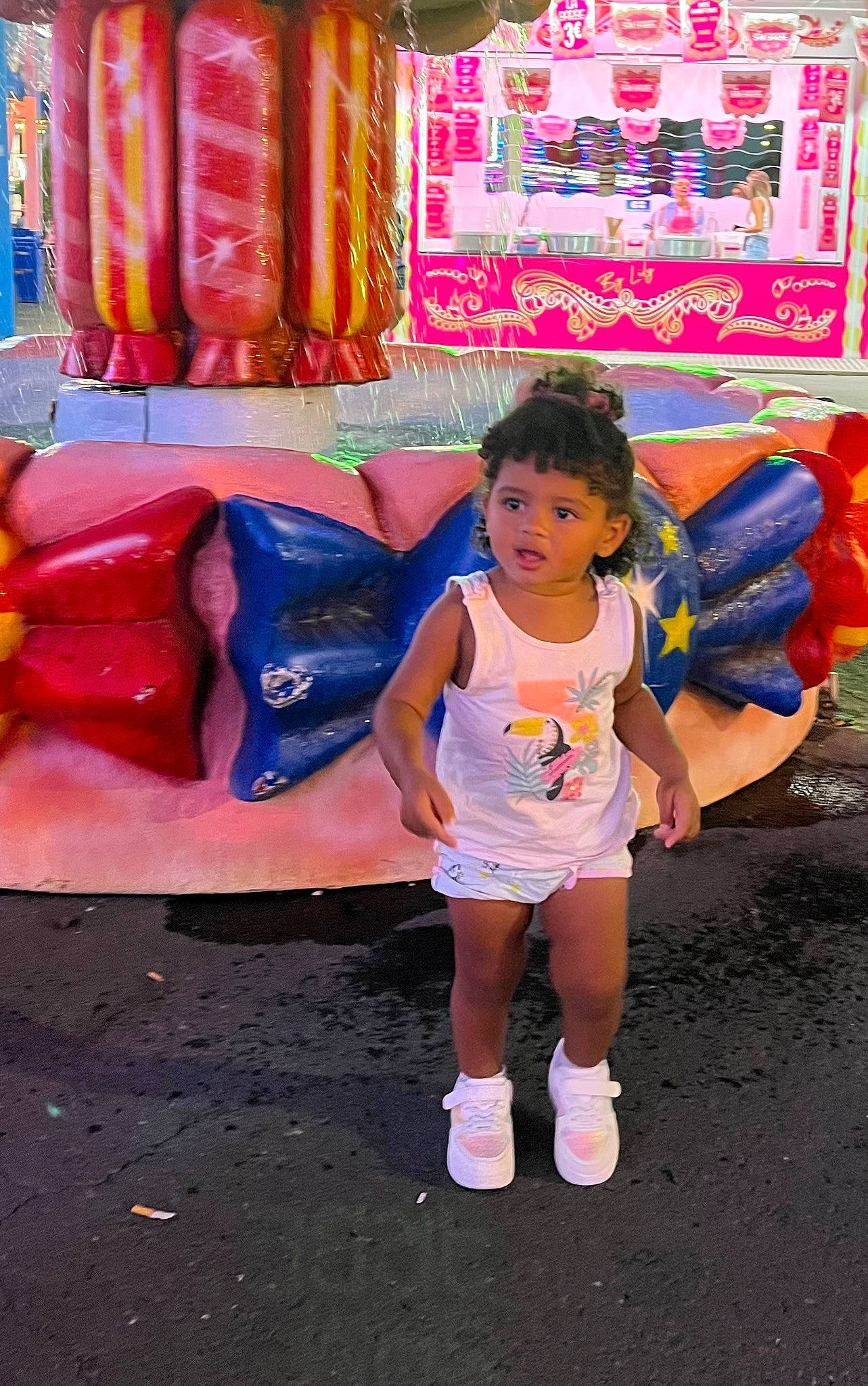 Nelya participe au concours pour gagner de l'argent avec cette photo : child, city, event, fun, happy, human_leg, leisure, magenta, person, pink, play, purple, recreation, shorts, sitting, standing, t_shirt, textile, toddler, travel