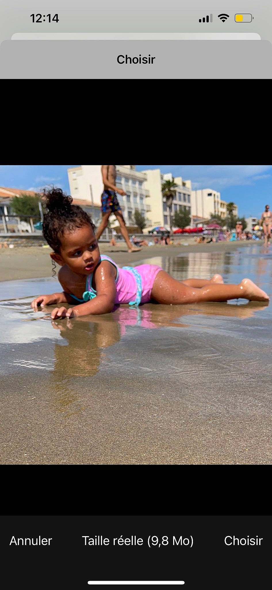 Nelya participe au concours pour gagner de l'argent avec cette photo : asphalt, beach, child, city, fun, happy, human_body, leisure, people_on_beach, person, recreation, road, sand, sky, street, toddler, tourism, travel, vacation, water