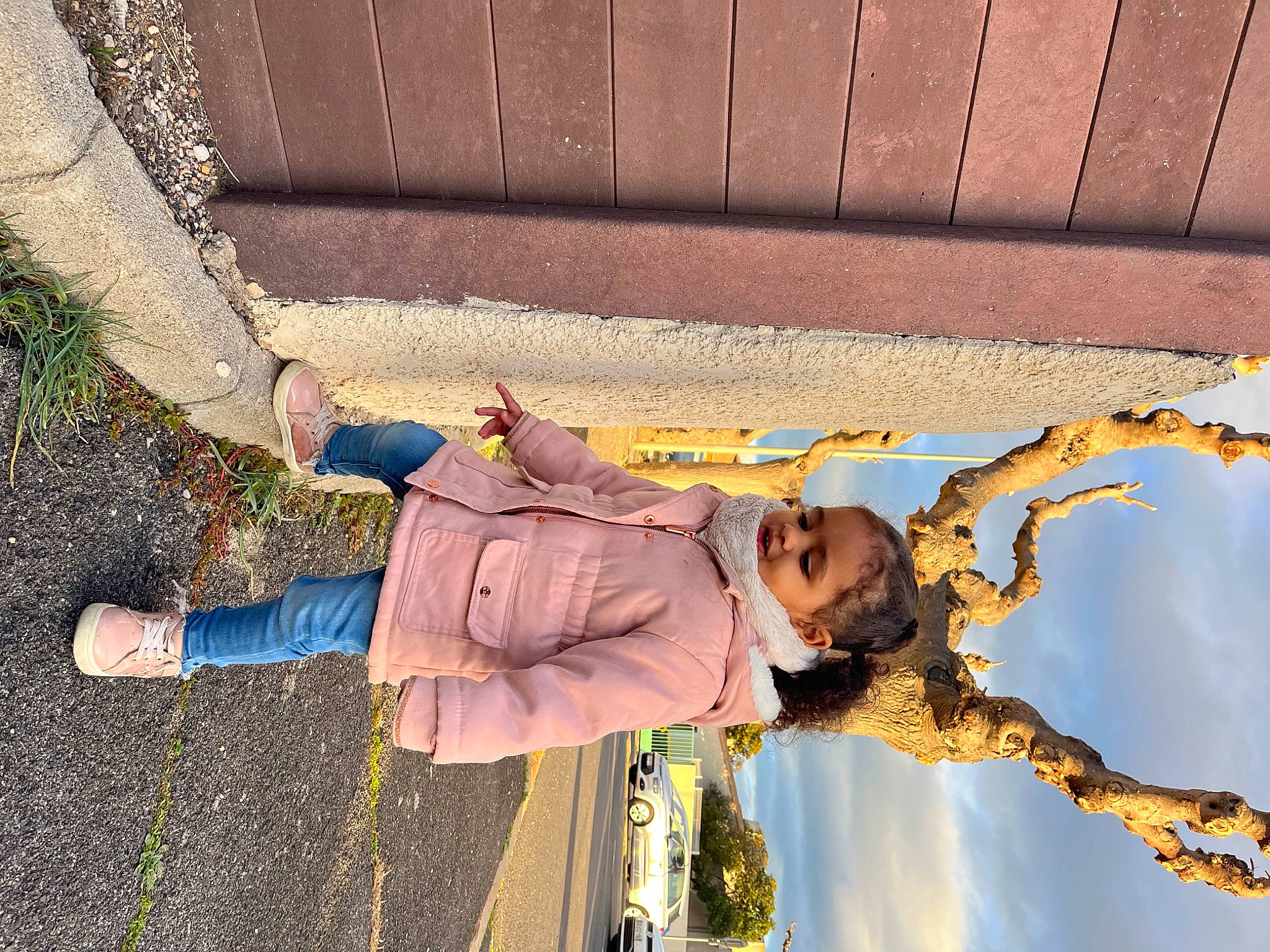 Nelya a rejoint le concours — aidez-le/la à gagner de superbes lots ! asphalt, child, city, cloud, concrete, denim, fun, grass, happy, leisure, people_in_nature, person, plant, road_surface, shadow, sidewalk, sitting, sky, tints_and_shades, toddler
