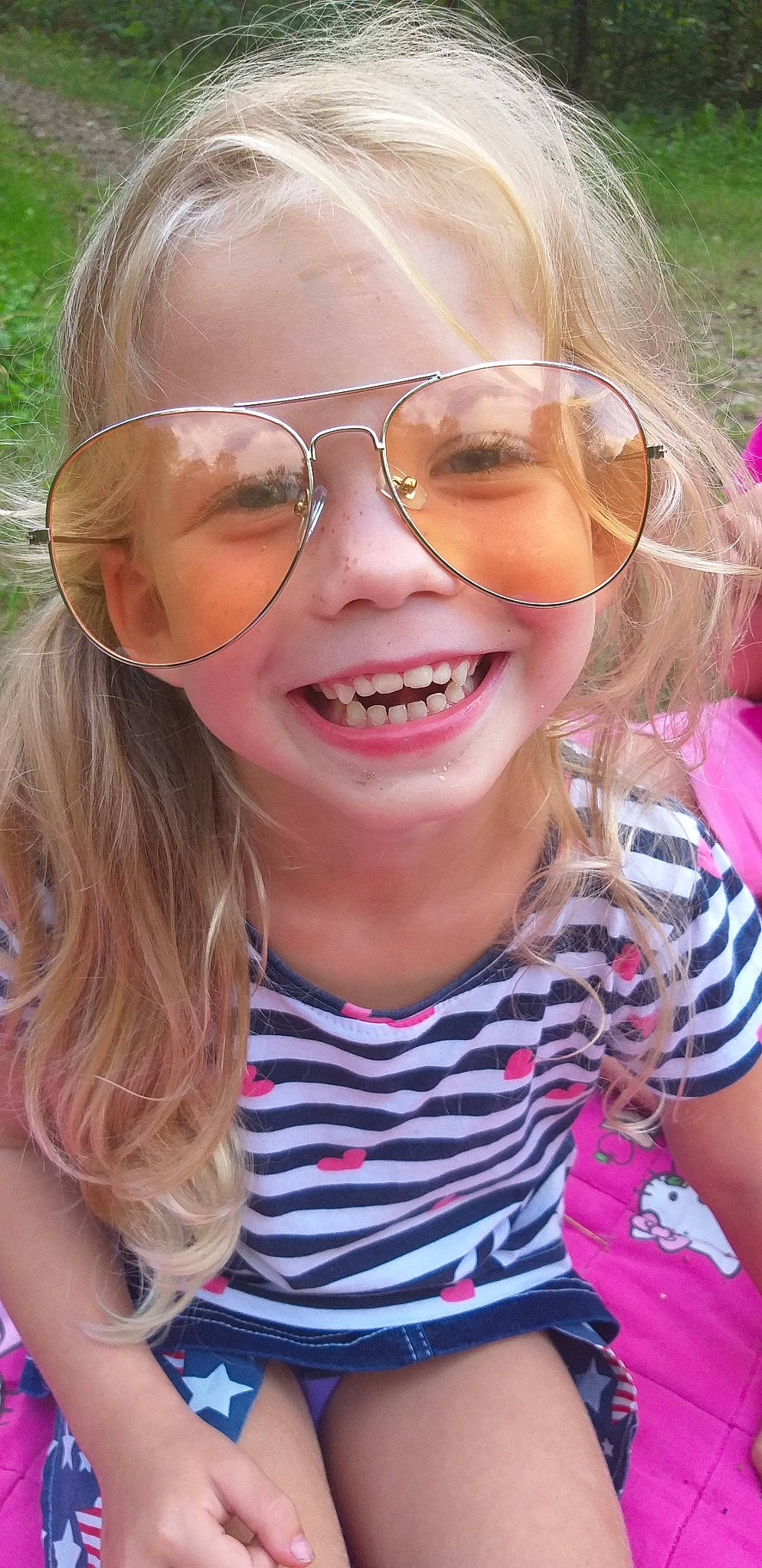 Mai-lys a rejoint le concours — aidez-le/la à gagner de superbes lots ! blond, child, cool, eyewear, face, facial_expression, fun, girl, glasses, hair, hairstyle, human_hair_color, joy, mouth, person, pink, skin, smile, summer, sunglasses