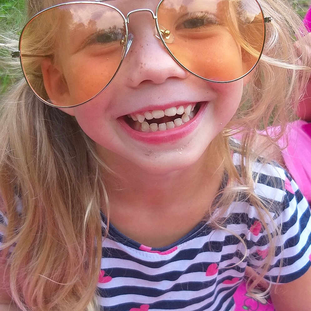 Mai-lys a rejoint le concours — aidez-le/la à gagner de superbes lots ! blond, child, cool, eyewear, face, facial_expression, fun, girl, glasses, hair, hairstyle, human_hair_color, joy, mouth, person, pink, skin, smile, summer, sunglasses
