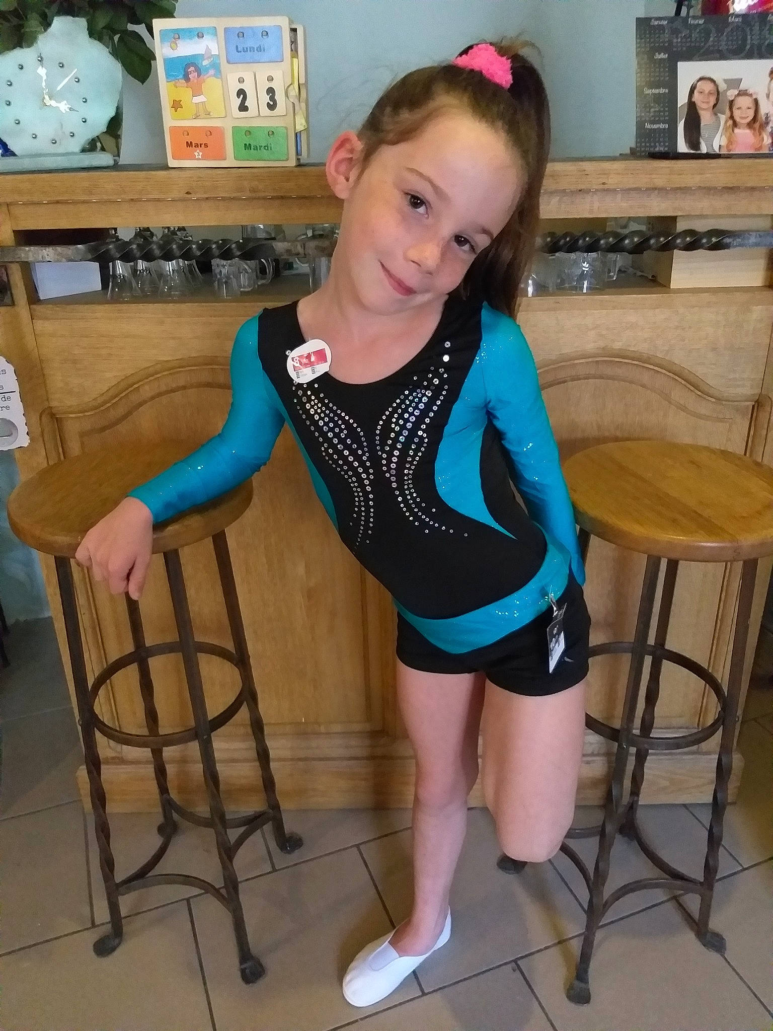 Lilou participe au concours pour gagner de l'argent avec cette photo : abdomen, arm, blue, cheerleading_uniform, clothing, day, finger, footwear, girl, joint, joy, leg, leotard, material, person, shoulder, spandex, sports_uniform, sportswear, textile