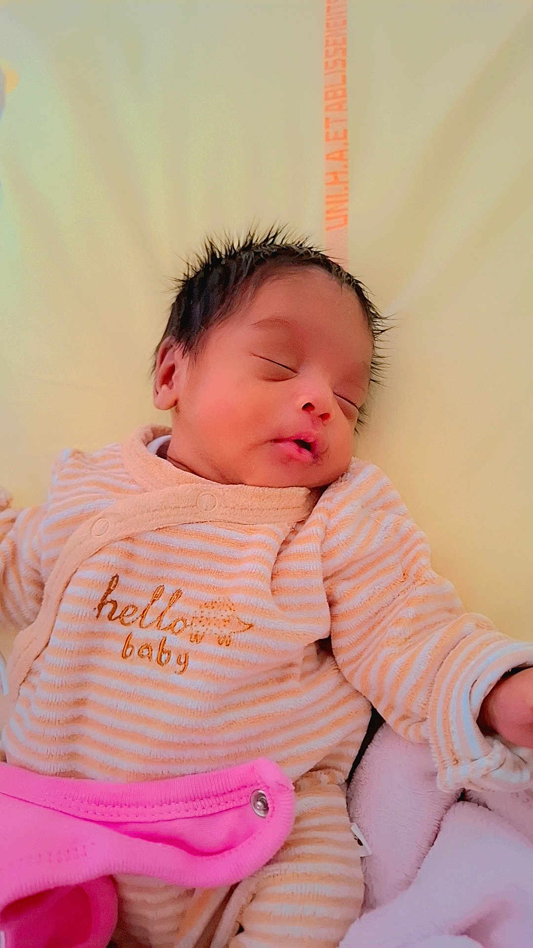 Miyah a rejoint le concours — aidez-le/la à gagner de superbes lots ! baby, newborn, infant, sleeping, onesie, striped_clothing, hello_baby_text, pink_blanket, soft_light, portrait, close_up, hair, peaceful, cozy, button, fabric, indoor, toddler_bedding, face, hand