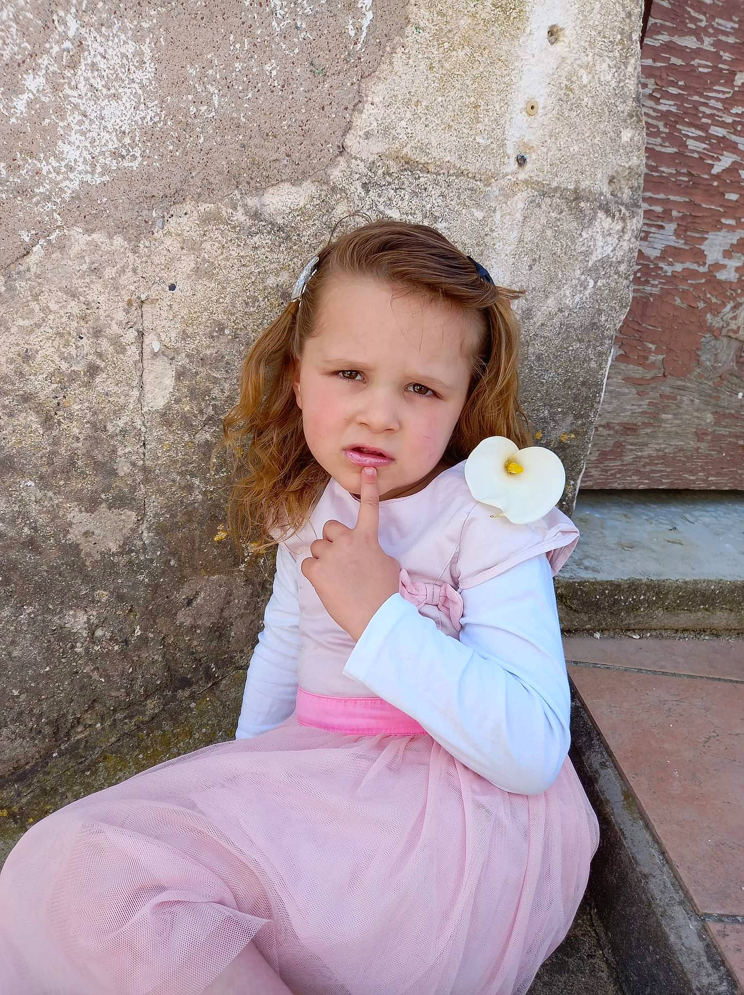 Lola a rejoint le concours — aidez-le/la à gagner de superbes lots ! brown_hair, child, face, flash_photography, formal_wear, gesture, hairstyle, happy, human_leg, joint, lip, person, pink, portrait_photography, sitting, skin, standing, sweetness, tableware, toddler