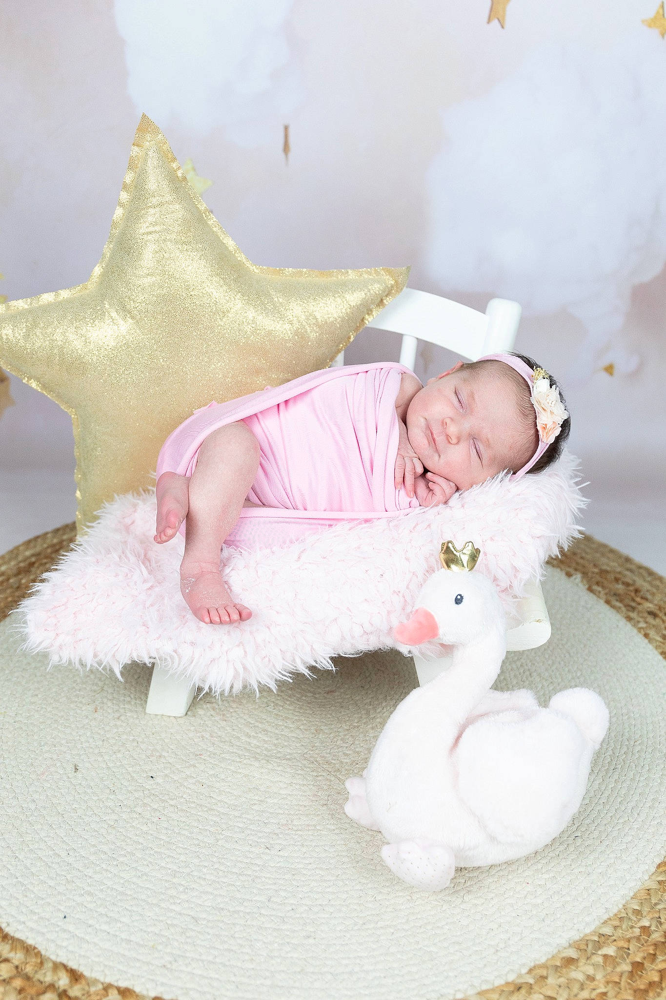 Mila a rejoint le concours — aidez-le/la à gagner de superbes lots ! baby, baby_products, baby_toddler_clothing, baby_toys, bed, bedding, child, comfort, fashion_accessory, fur, happy, linens, pattern, person, pink, room, sitting, sleeve, textile, toddler