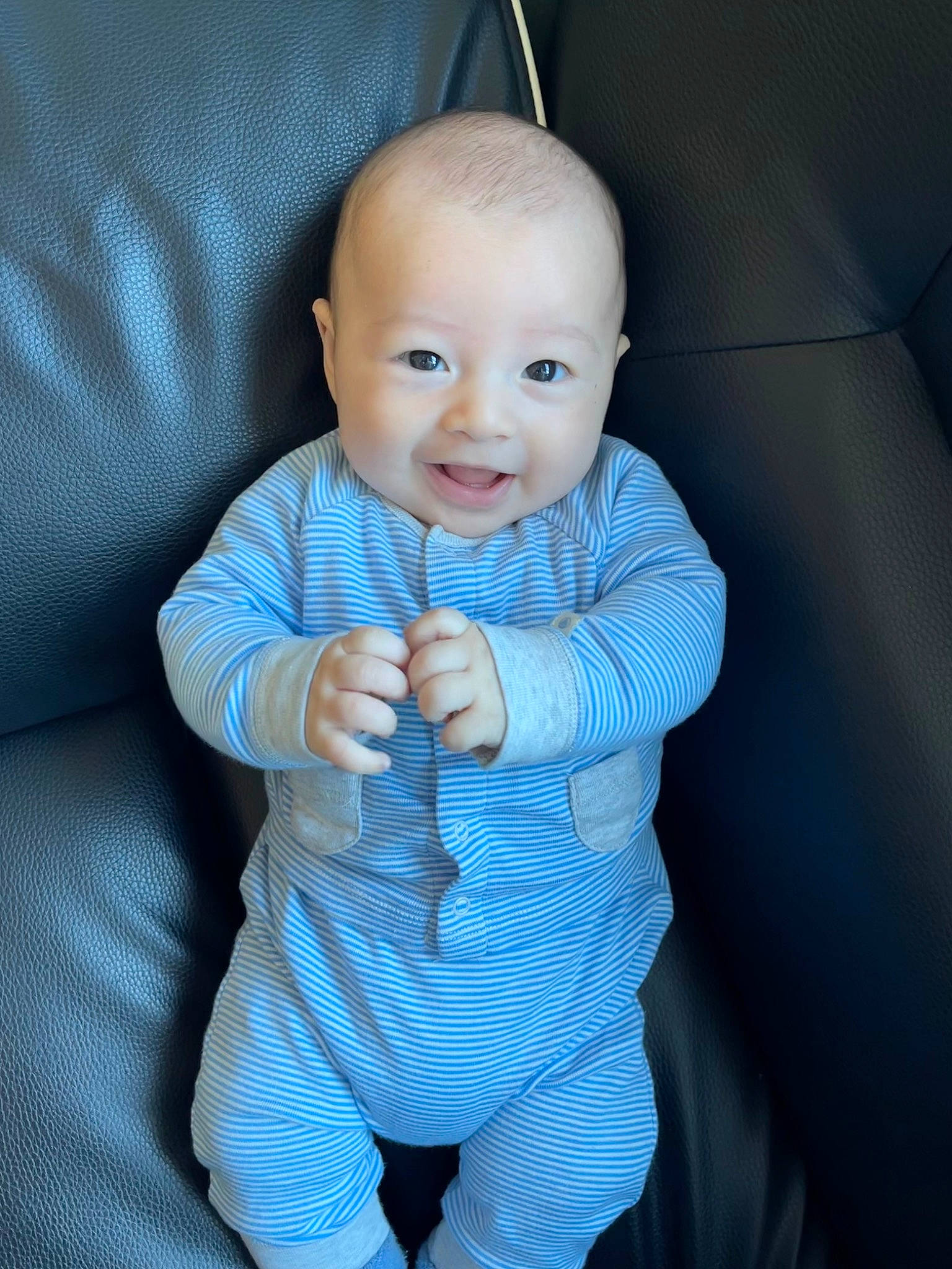 Eden a rejoint le concours — aidez-le/la à gagner de superbes lots ! azure, baby, baby_toddler_clothing, cheek, chin, comfort, eye, face, head, human_body, iris, lip, mouth, neck, nose, person, shoulder, skin, sleeve, smile