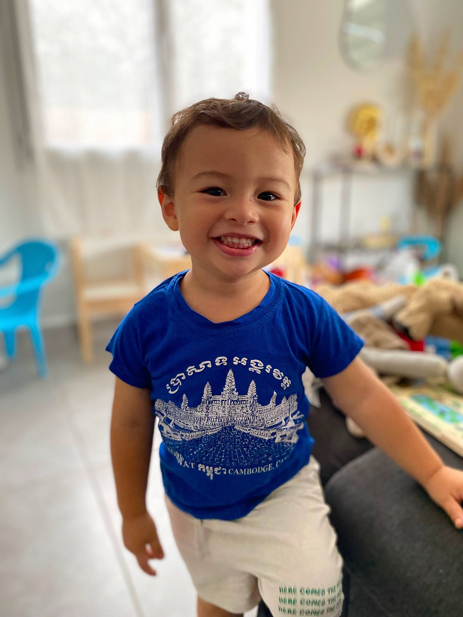 Eden participe au concours pour gagner de l'argent avec cette photo : baby, baby_toddler_clothing, cheek, child, electric_blue, eye, face, floor, flooring, fun, happy, head, iris, joy, person, skin, sleeve, smile, standing, t_shirt