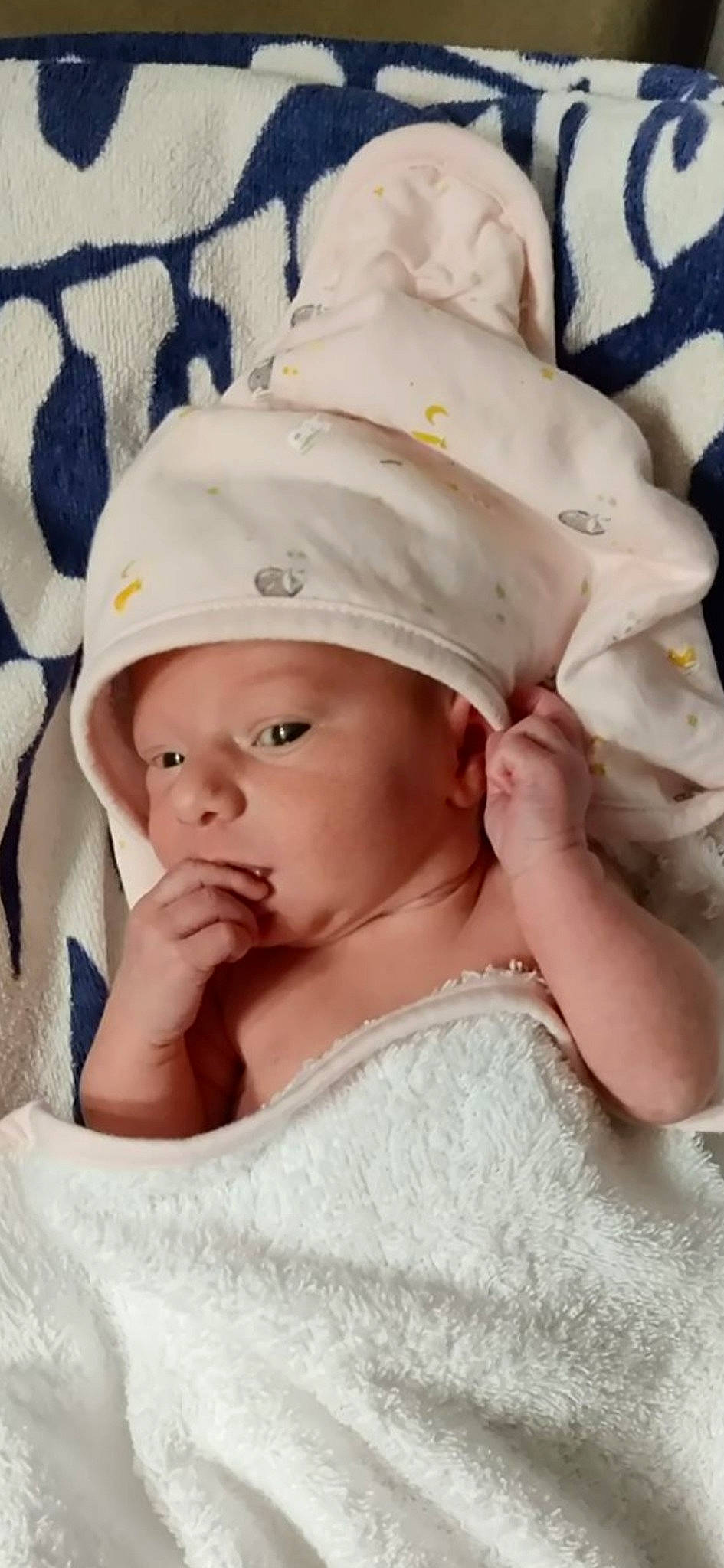 Mélina a rejoint le concours — aidez-le/la à gagner de superbes lots ! baby, baby_products, baby_toddler_clothing, bonnet, cap, child, comfort, embellishment, fashion_accessory, hair_accessory, happy, headgear, headwear, linens, pattern, person, pink, skin, sleeve, sun_hat