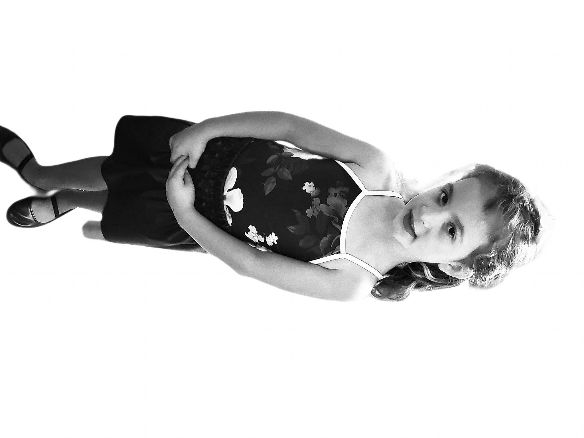 Kya is registered to the contest to win money with this photo: abdomen, arm, art, art_model, chest, elbow, fetish_model, flash_photography, gesture, happy, human_leg, knee, lingerie, person, smile, sunglasses, swimwear, thigh, trunk, undergarment