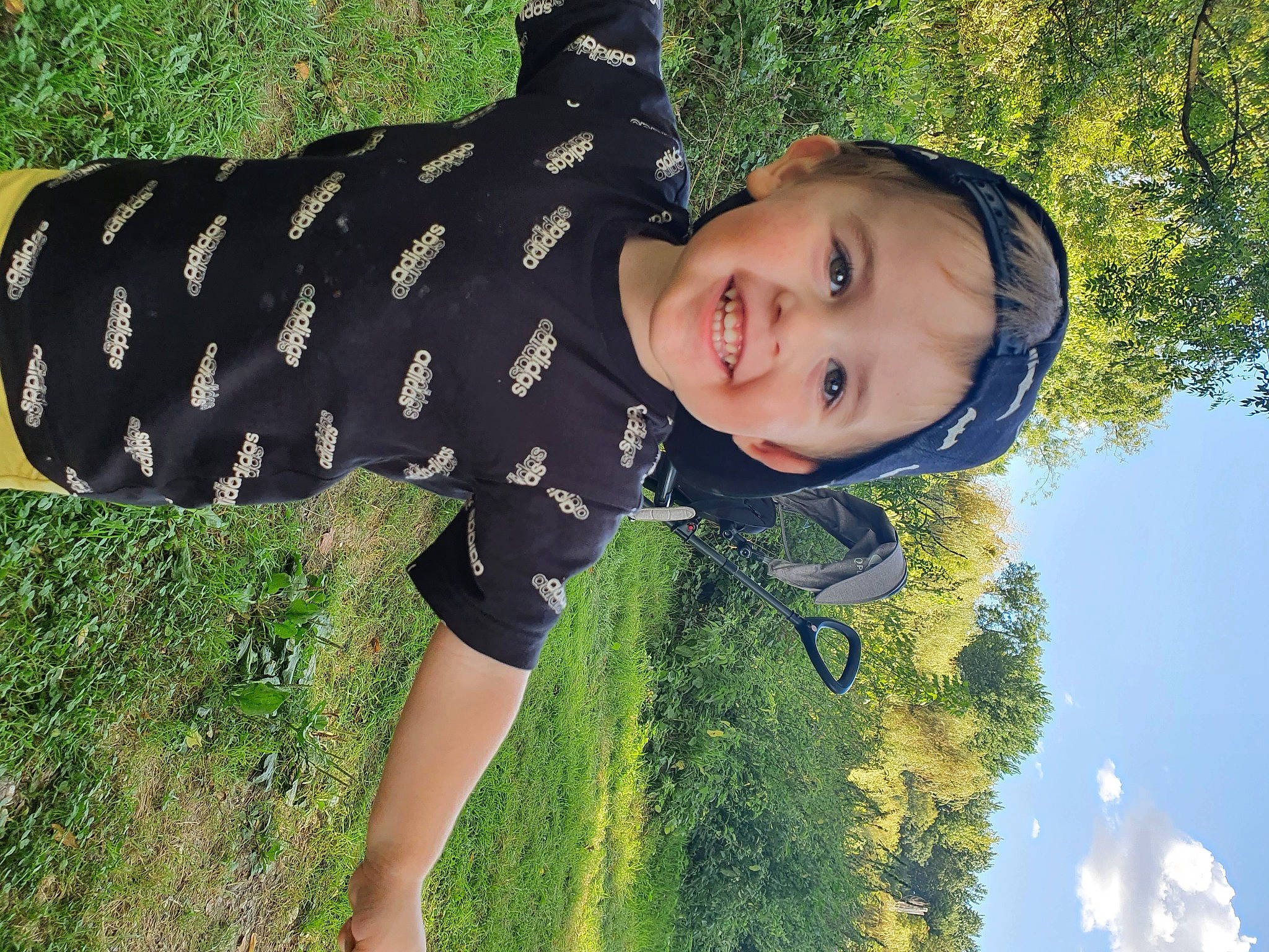 Mady participe au concours pour gagner de l'argent avec cette photo : baby_toddler_clothing, botany, child, cloud, cool, electric_blue, flash_photography, fun, grass, happy, headwear, human, joy, leisure, natural_environment, people_in_nature, person, sky, sleeve, smile