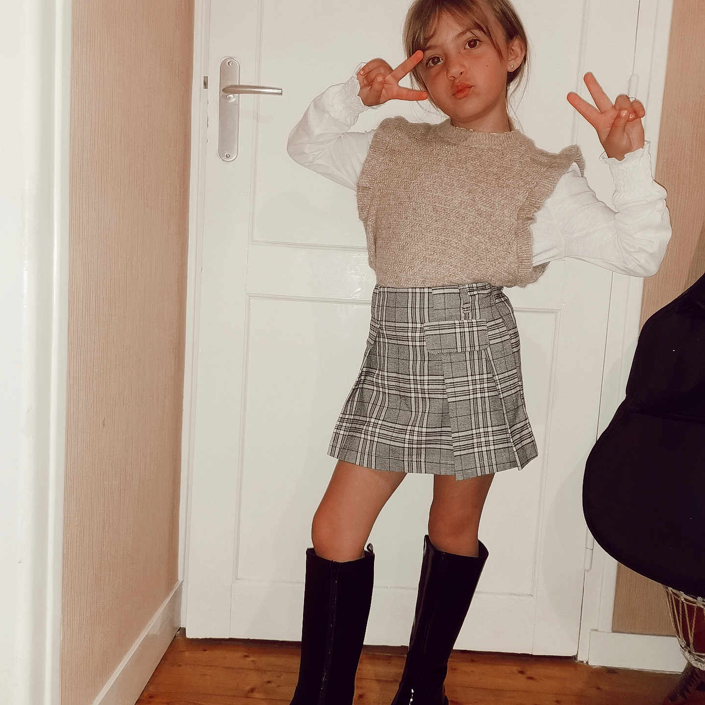 Zoey a rejoint le concours — aidez-le/la à gagner de superbes lots ! blouse, bodypart, boot, child, clothing, face, female, finger, footwear, girl, hand, hardwood, head, knitwear, miniskirt, person, shoe, skirt, sweater, wood