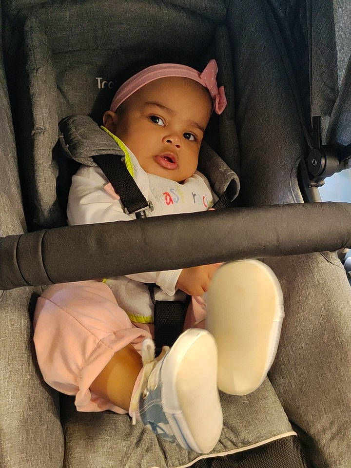 Angela participe au concours pour gagner de l'argent avec cette photo : auto_part, baby, baby_carriage, baby_in_car_seat, baby_products, baby_safety, baby_toddler_clothing, car_seat, chair, cheek, child, comfort, eye, headgear, headwear, human_body, human_leg, infant_bed, person, sitting