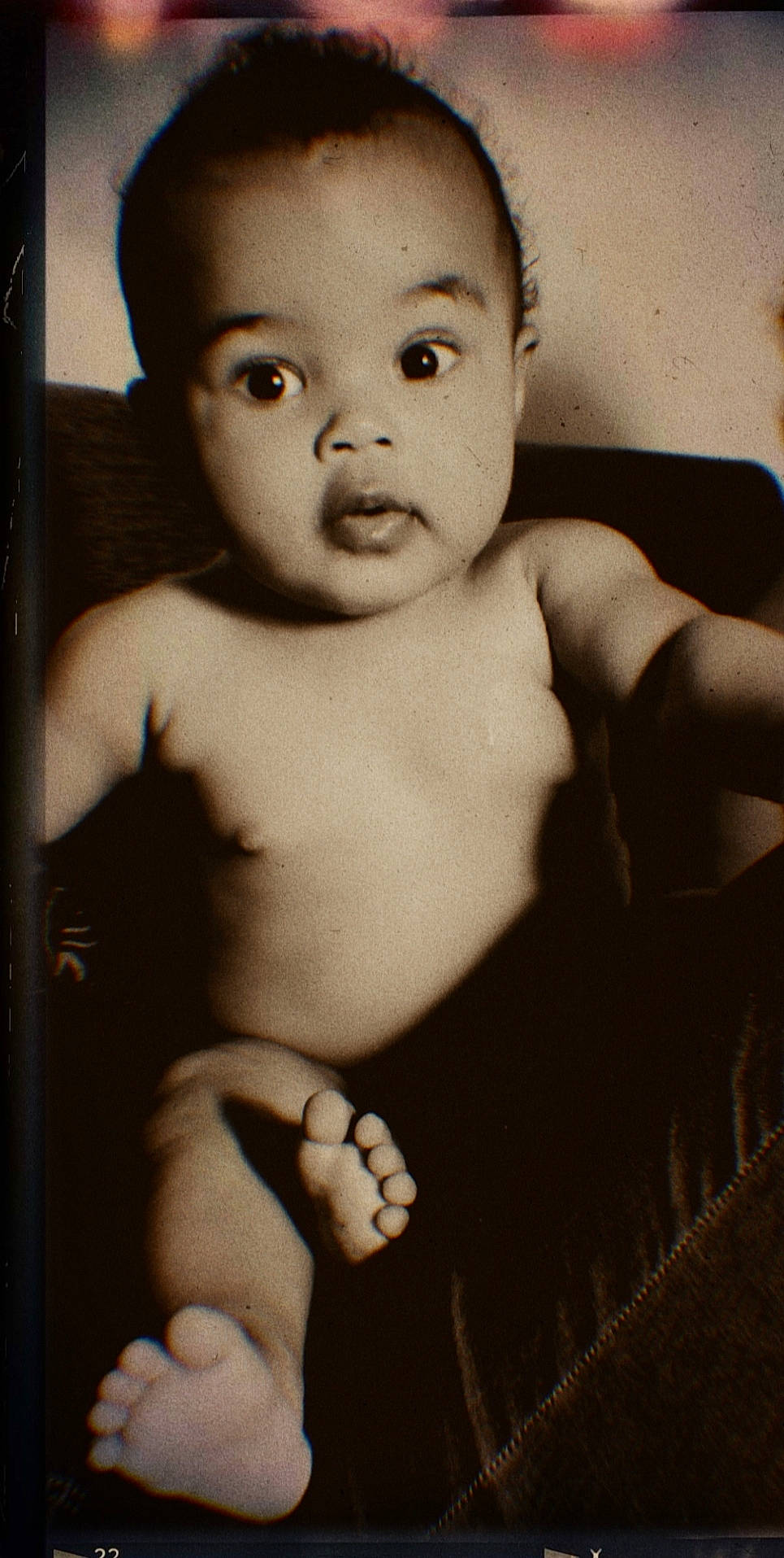 Angela participe au concours pour gagner de l'argent avec cette photo : black, cheek, eye, eyebrow, eyelash, face, flash_photography, hairstyle, hand, human_body, iris, jaw, lip, mouth, muscle, neck, nose, person, photograph, shoulder