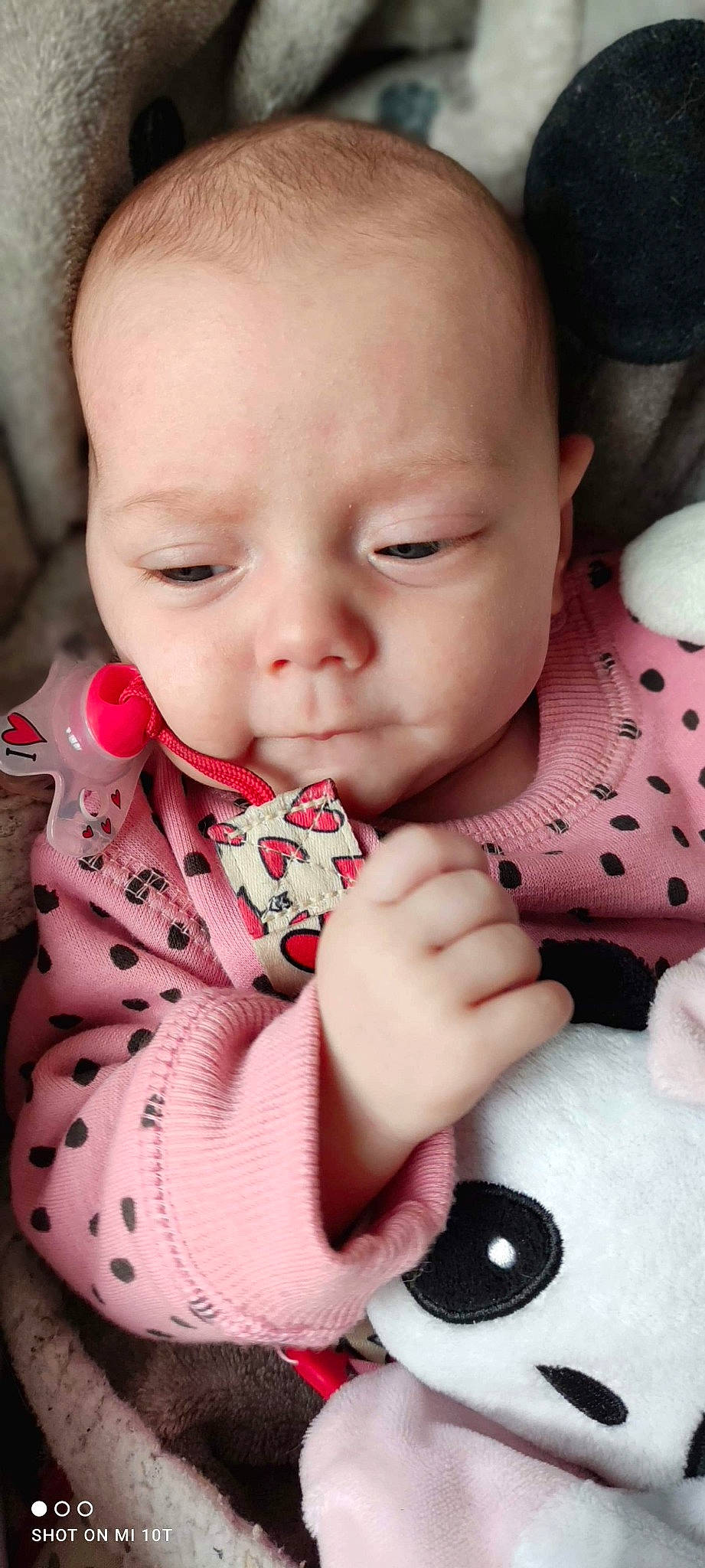 Louana a rejoint le concours — aidez-le/la à gagner de superbes lots ! baby, baby_toddler_clothing, cheek, chin, facial_expression, finger, gesture, happy, iris, lip, mouth, nose, organ, person, photograph, pink, product, skin, sleeve, textile