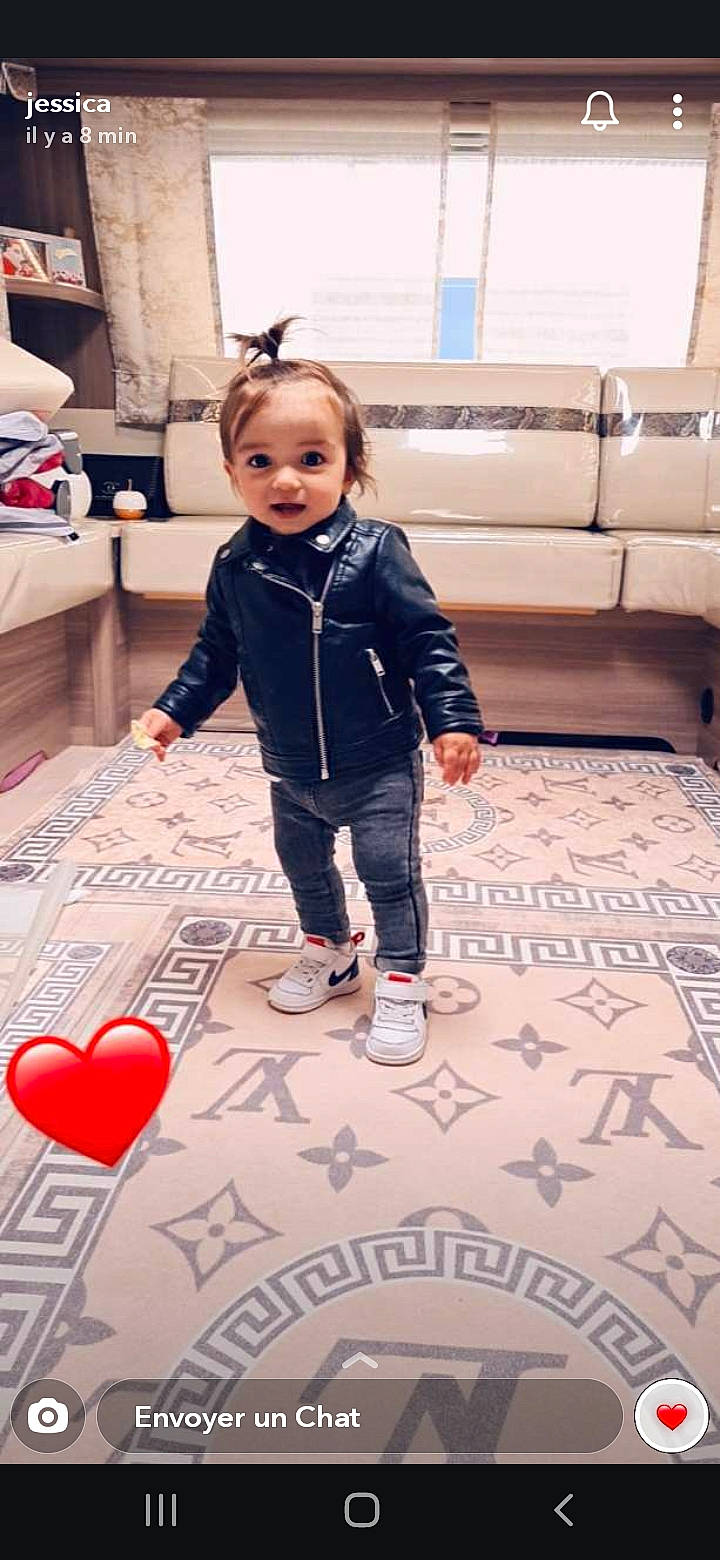 Leyna participe au concours pour gagner de l'argent avec cette photo : child, child_model, cool, floor, flooring, outerwear, person, play, sleeve, toddler