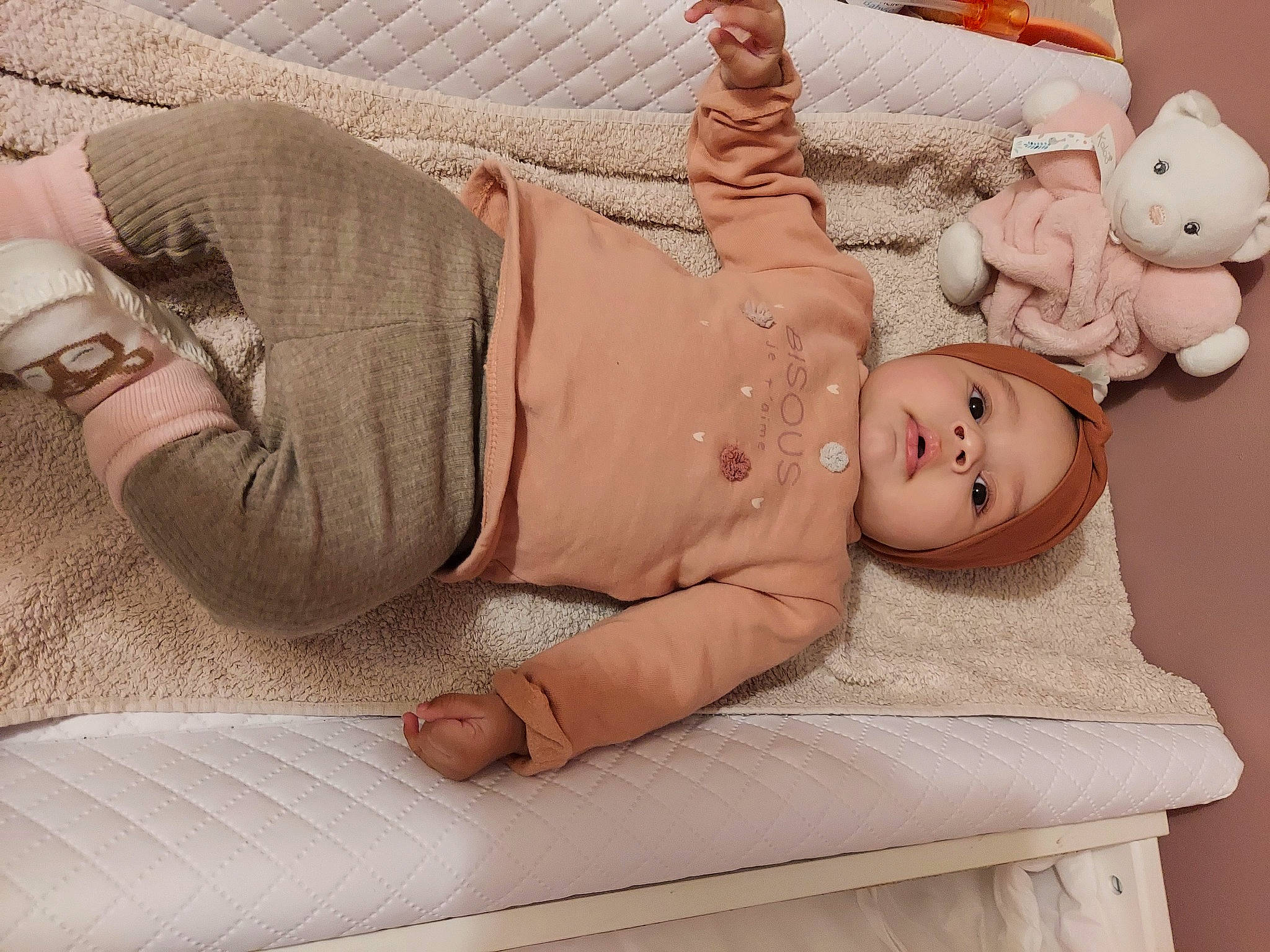 Hanaé participe au concours pour gagner de l'argent avec cette photo : abdomen, baby, baby_sleeping, bedding, chest, child, comfort, finger, fur, glasses, hand, headwear, human_body, human_leg, joint, linens, person, pink, skin, thigh