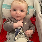 Tiago a rejoint le concours — aidez-le/la à gagner de superbes lots ! baby, infant, plush_toy, stroller, pillow, santa_hat, onesie, pacifier_clip, blanket, red_blanket, smile, eyes, hands, sitting, cozy, soft_toys, portrait, nursery, closeup, cute