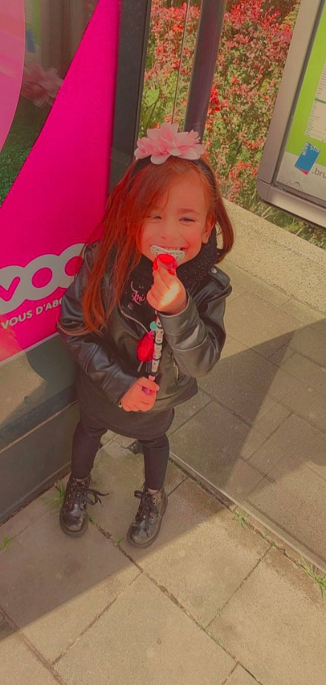 Maëlya participe au concours pour gagner de l'argent avec cette photo : bangs, blond, boot, child, costume, fashion_accessory, flooring, fun, fur, happy, hat, lip, long_hair, magenta, person, pink, shoe, skin, sneakers, thigh