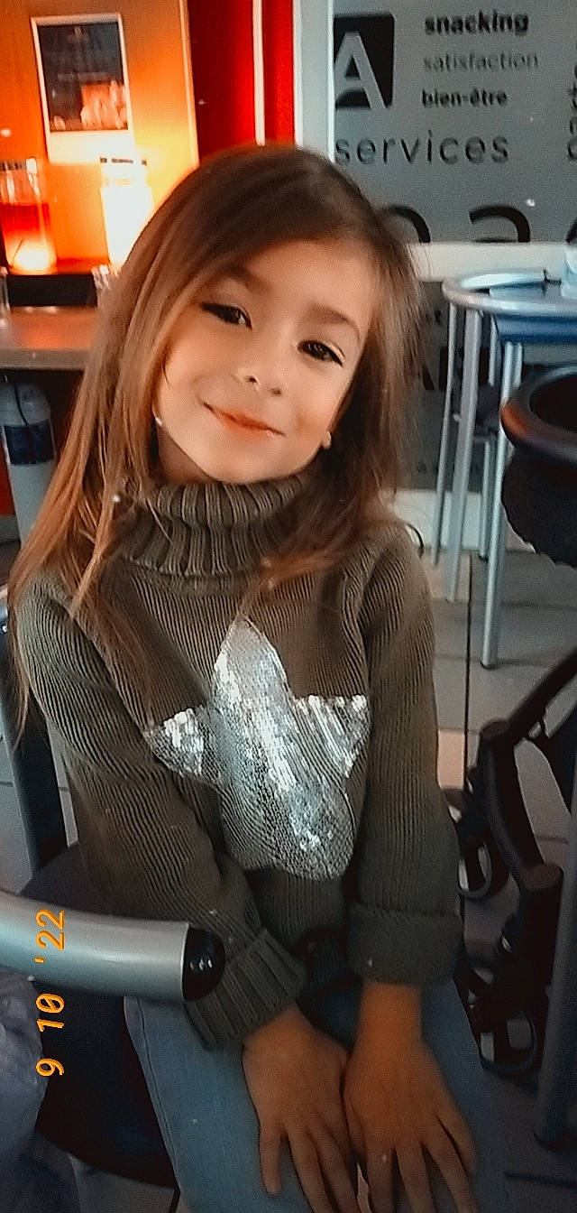 Maëlya participe au concours pour gagner de l'argent avec cette photo : audio_equipment, automotive_lighting, bangs, beauty, black_hair, brown_hair, eye, face, hair, hairstyle, head, human_body, human_leg, joy, lamp, long_hair, person, skin, sleeve, smile