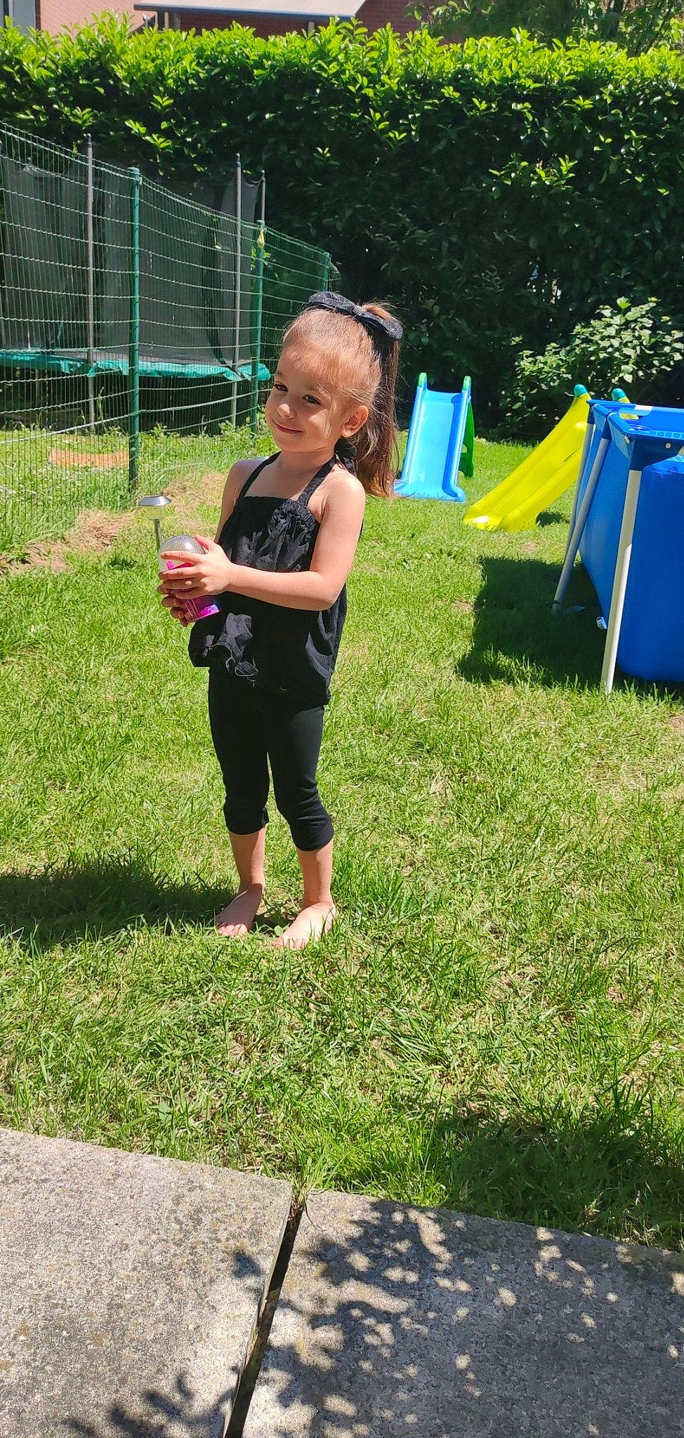 Maëlya a rejoint le concours — aidez-le/la à gagner de superbes lots ! barefoot, chair, fence, foot, fun, grass, grassland, joy, lawn, leisure, meadow, people_in_nature, person, plant, recreation, shorts, soil, t_shirt, tarpaulin, tent