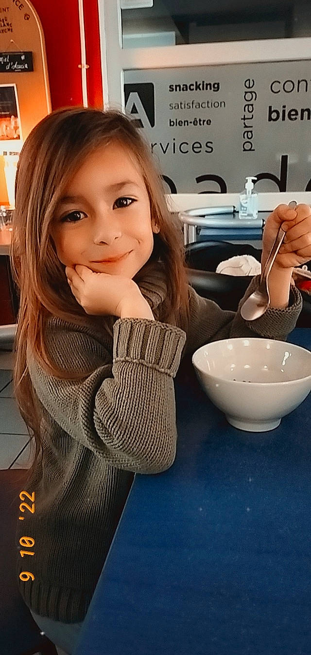 Maëlya participe au concours pour gagner de l'argent avec cette photo : arm, cooking, dish, dishware, drinkware, eyelash, finger, food, hand, happy, joy, layered_hair, long_hair, mixing_bowl, person, porcelain, product, recipe, serveware, smile