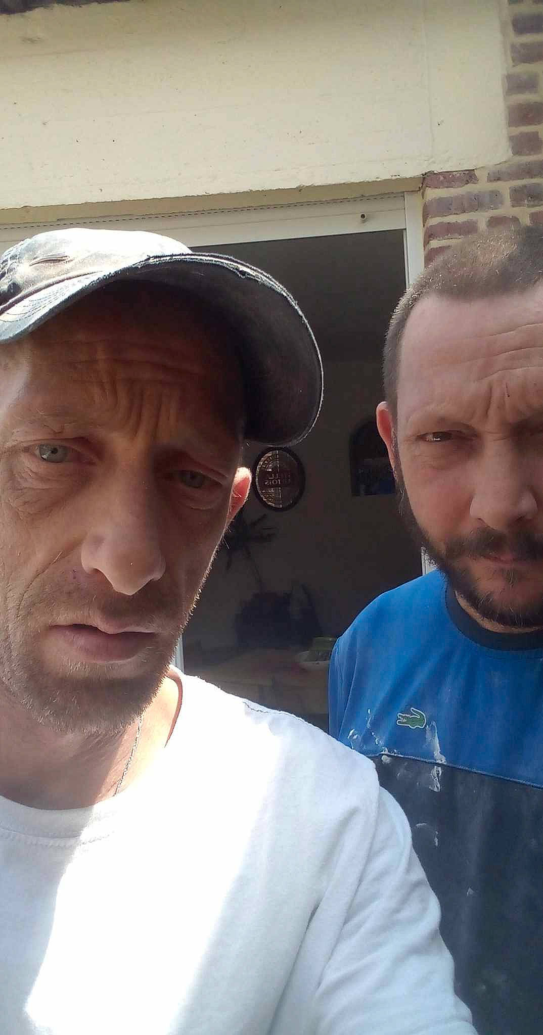 Thomas participe au concours pour gagner de l'argent avec cette photo : baseball_cap, beard, cap, cheek, chin, cool, cricket_cap, eyebrow, eyelash, eyewear, forehead, gesture, jaw, mouth, neck, nose, person, selfie, skin, t_shirt