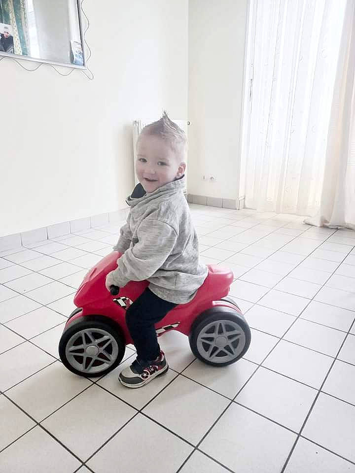Thomas a rejoint le concours — aidez-le/la à gagner de superbes lots ! auto_part, automotive_tire, automotive_wheel_system, baby, baby_products, baby_toddler_clothing, child, floor, flooring, hardwood, hubcap, joy, person, product, rim, rolling, spoke, tire, toddler, vehicle