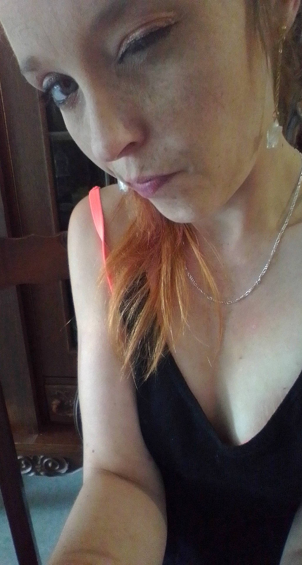 Thomas a rejoint le concours — aidez-le/la à gagner de superbes lots ! active_tank, arm, black_hair, chest, chin, ear, elbow, eyebrow, eyelash, eyewear, finger, gesture, jaw, lip, long_hair, mouth, neck, nose, person, sleeveless_shirt