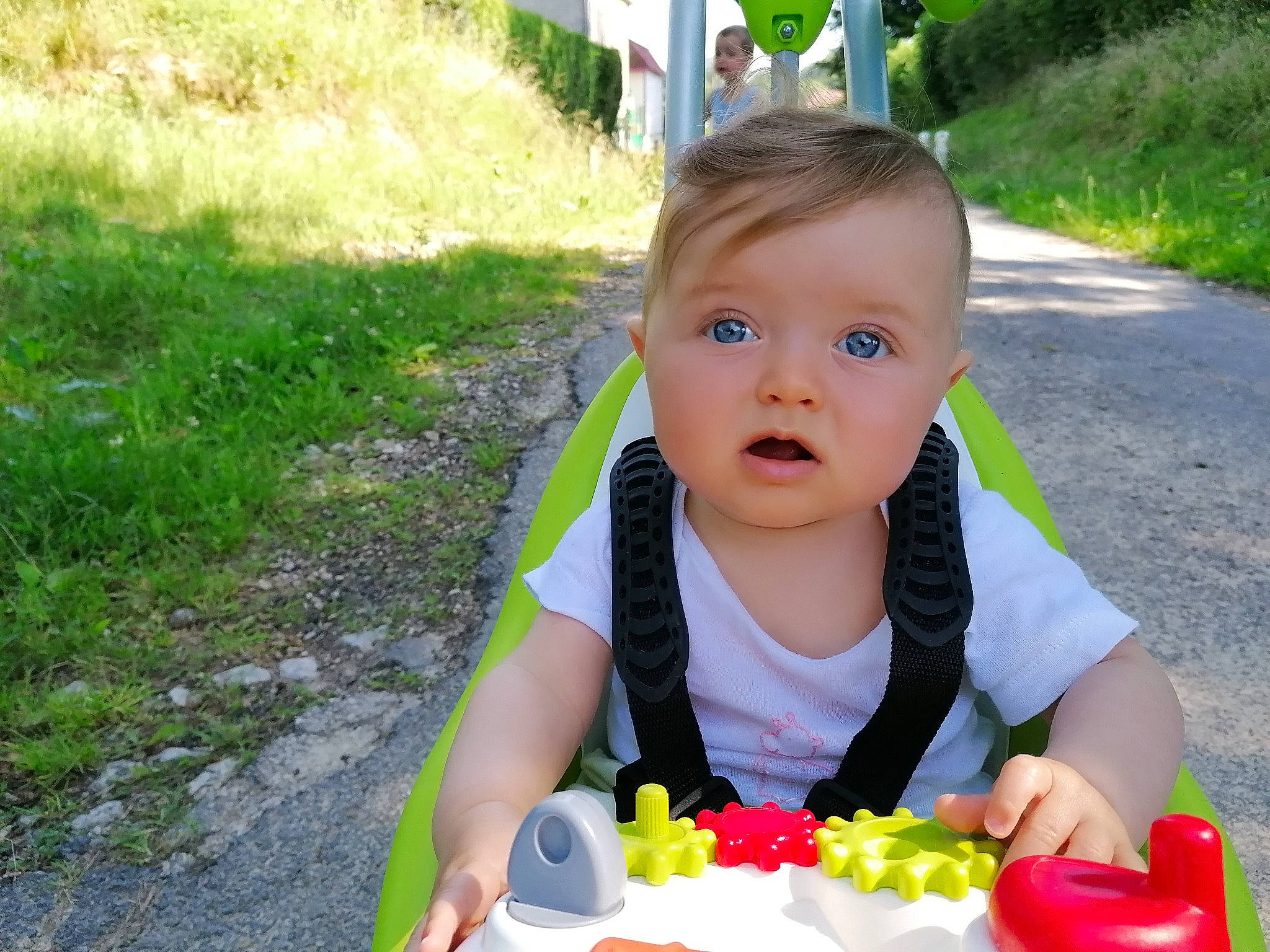 Elena participe au concours pour gagner de l'argent avec cette photo : baby, child, eating, grass, person, play, toddler