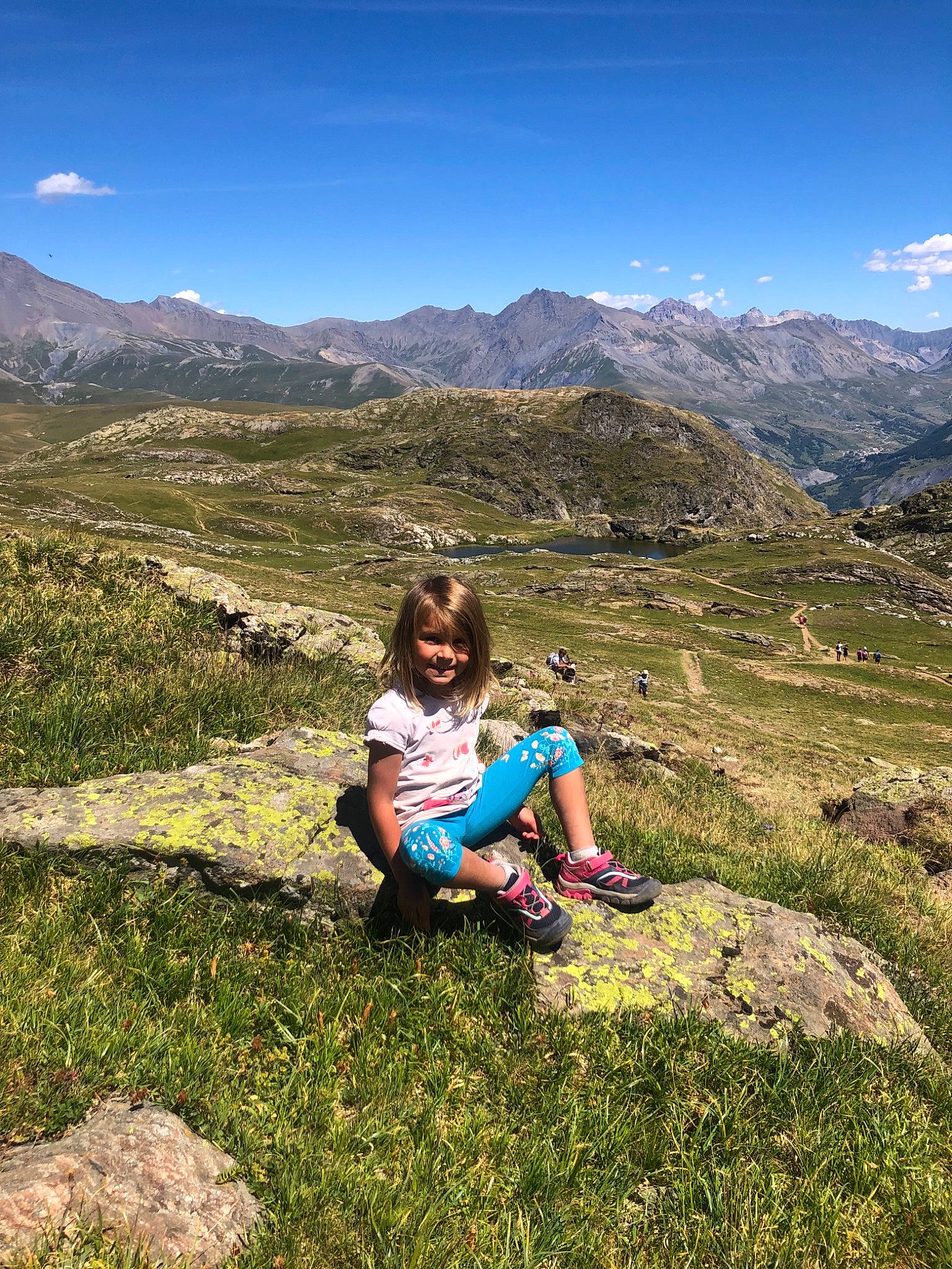 Charlotte participe au concours pour gagner de l'argent avec cette photo : adventure, alps, fell, fun, grass, grassland, highland, hill, hill_station, landscape, meadow, mountain, mountain_range, mountainous_landforms, person, plant_community, recreation, ridge, vacation, valley