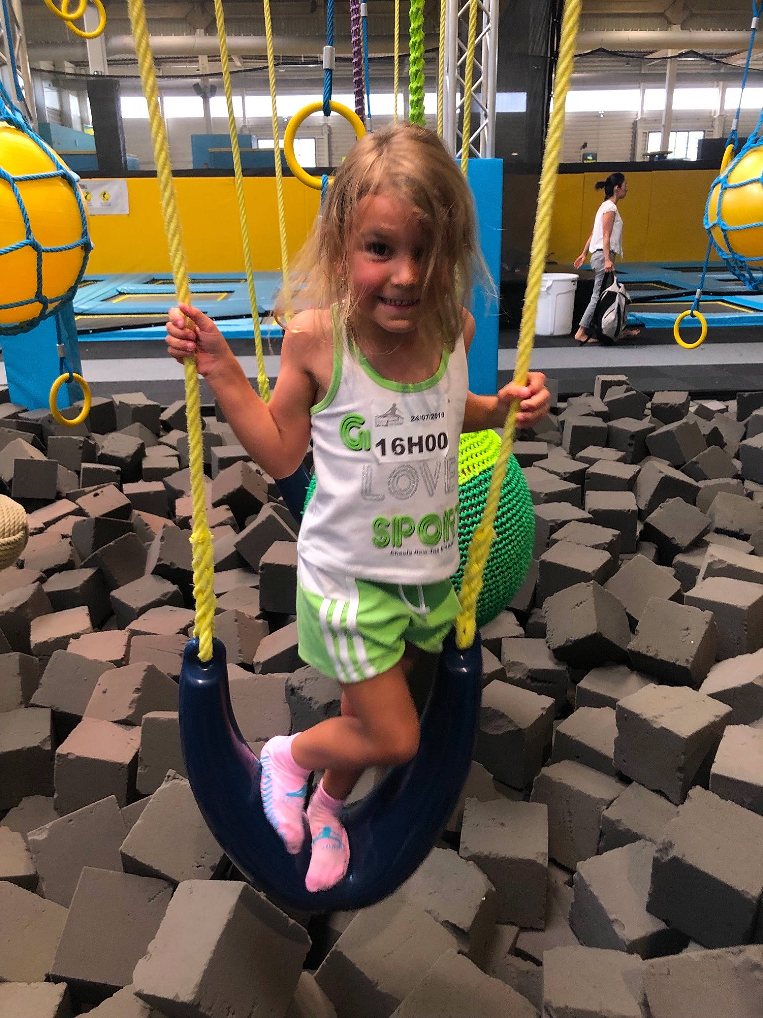 Charlotte a rejoint le concours — aidez-le/la à gagner de superbes lots ! child, city, fun, joy, leisure, outdoor_play_equipment, person, play, playground, public_space, recreation, smile, toddler