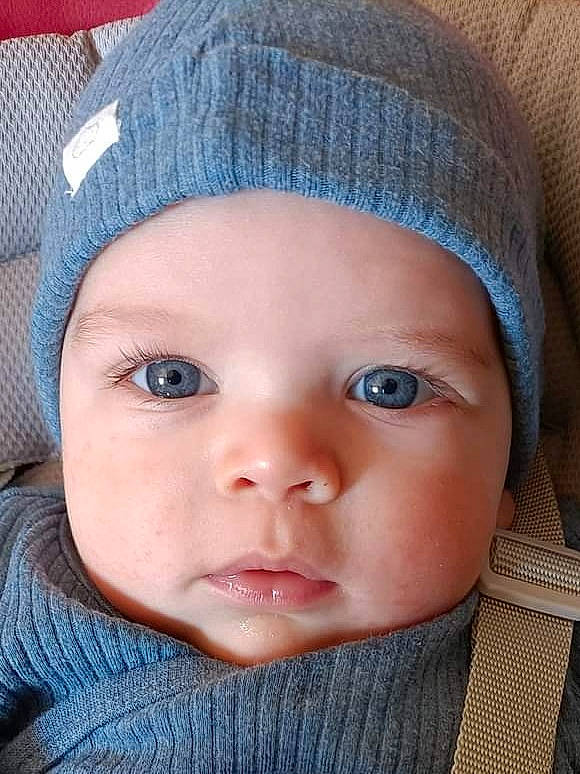 Elidjah a rejoint le concours — aidez-le/la à gagner de superbes lots ! azure, cap, cheek, chin, clothing, eye, eyebrow, face, head, headgear, headwear, human_body, iris, lip, nose, organ, outerwear, person, product, skin