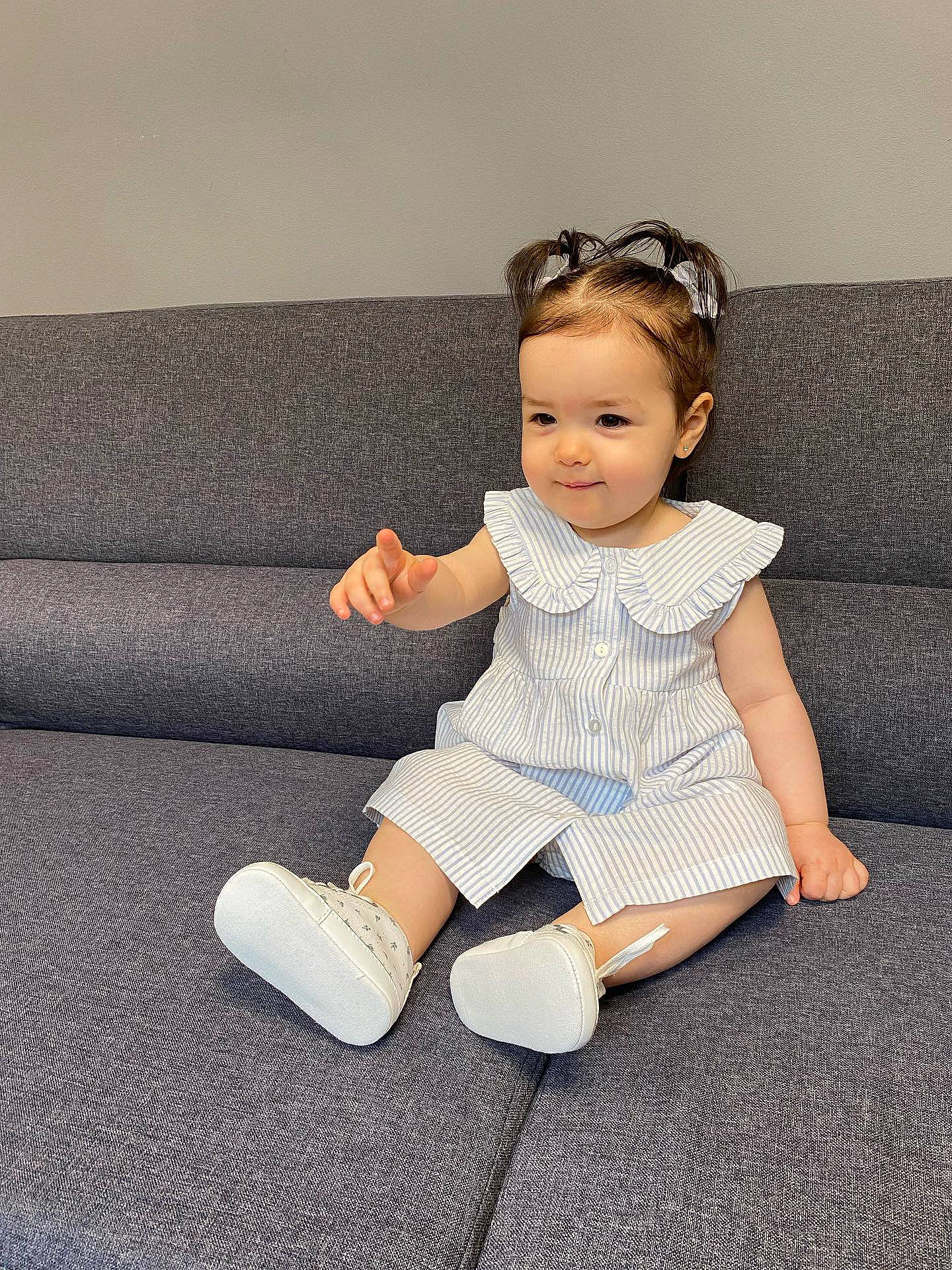 Alba a rejoint le concours — aidez-le/la à gagner de superbes lots ! art, baby_toddler_clothing, child, day_dress, dress, embellishment, fashion_accessory, fashion_design, flash_photography, happy, human_leg, jewellery, knee, pattern, person, sitting, sleeve, smile, sock, standing