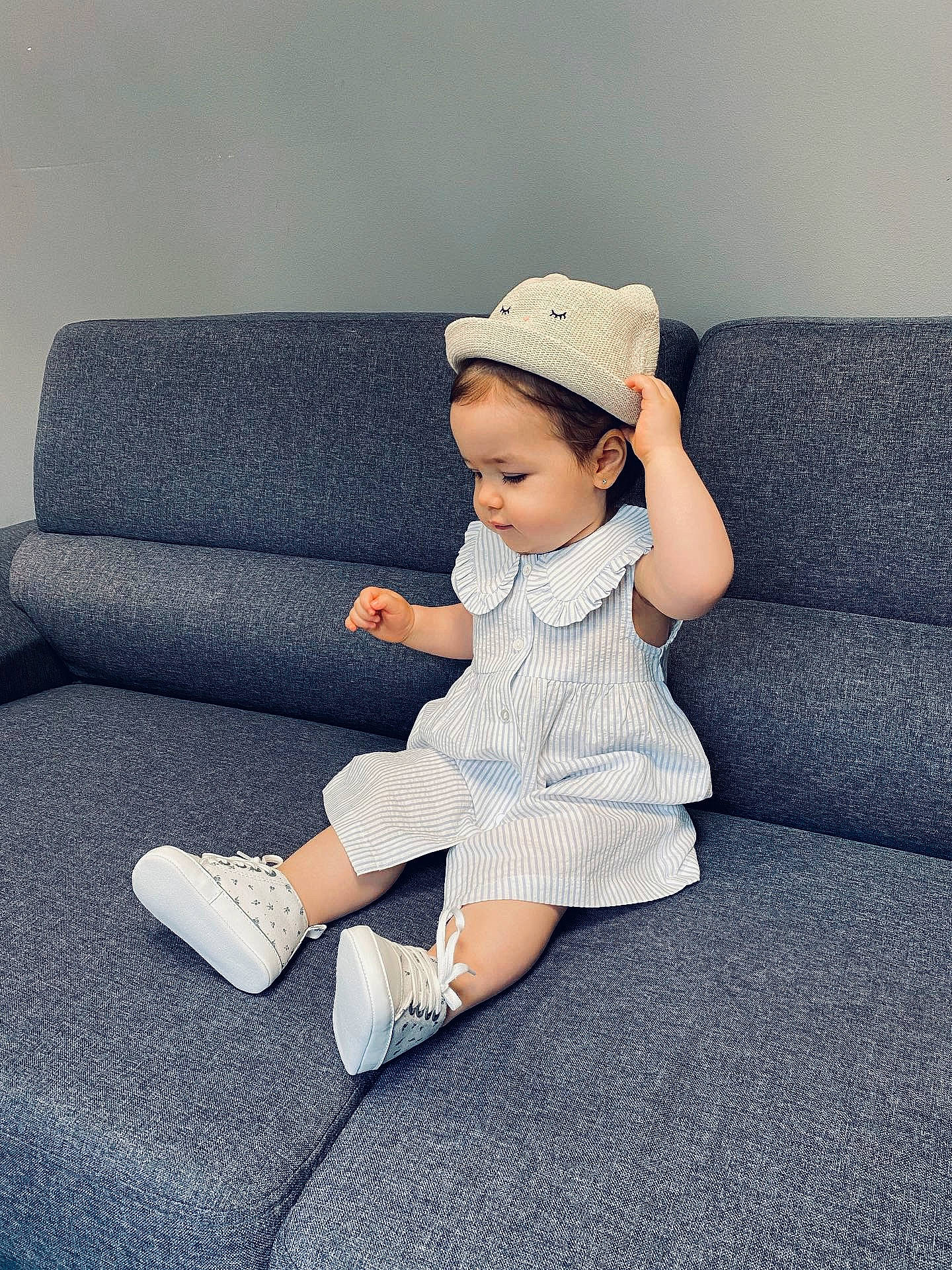 Alba a rejoint le concours — aidez-le/la à gagner de superbes lots ! baby, baby_toddler_clothing, cap, child, collar, comfort, costume_hat, couch, dress, fashion_accessory, foot, hat, human_leg, pattern, person, sitting, sleeve, smile, sun_hat, textile