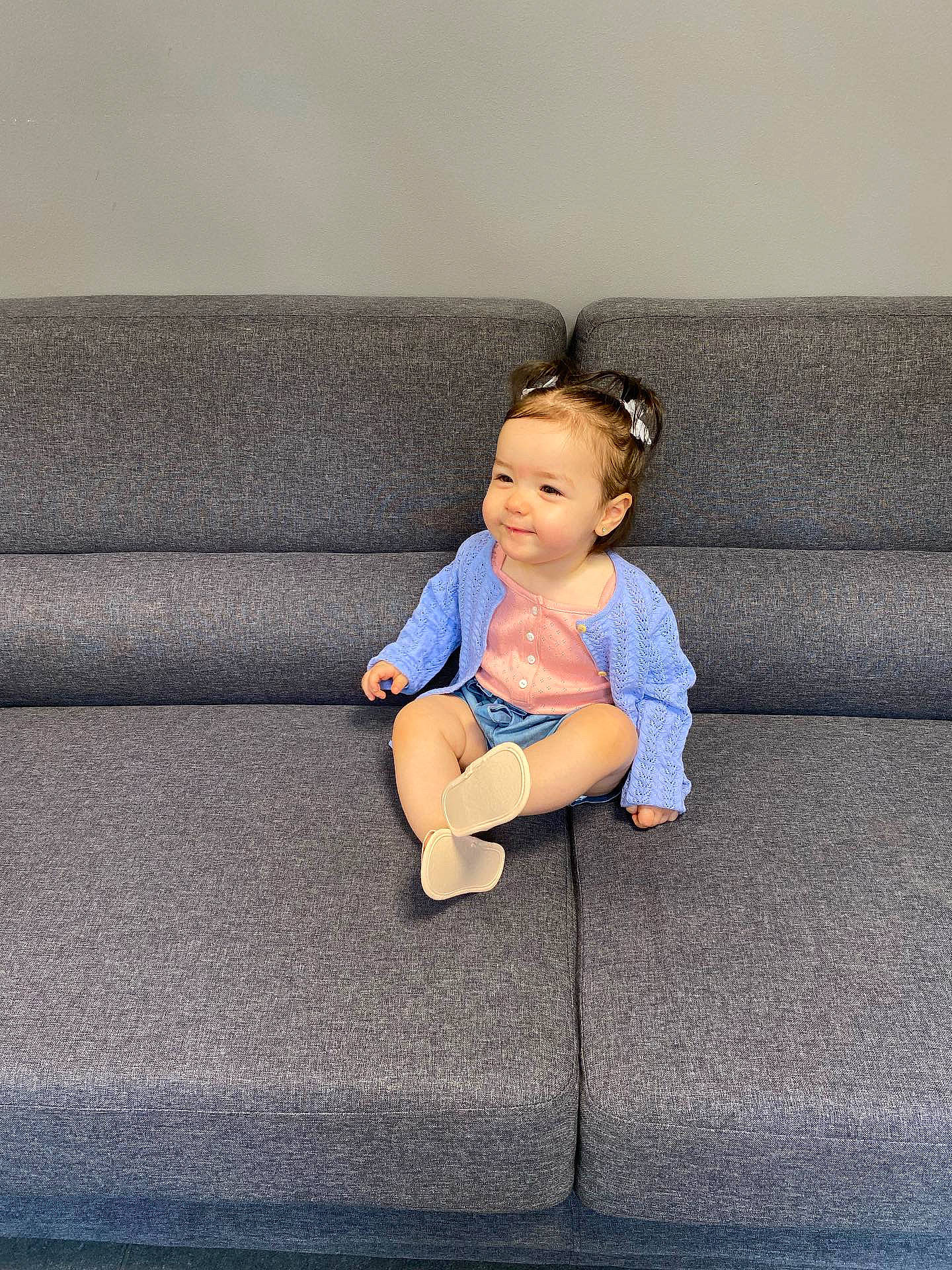 Alba participe au concours pour gagner de l'argent avec cette photo : baby, baby_toddler_clothing, child, comfort, denim, electric_blue, flooring, fun, grey, happy, head, human_leg, joy, leg, leisure, person, recreation, rectangle, sitting, sleeve